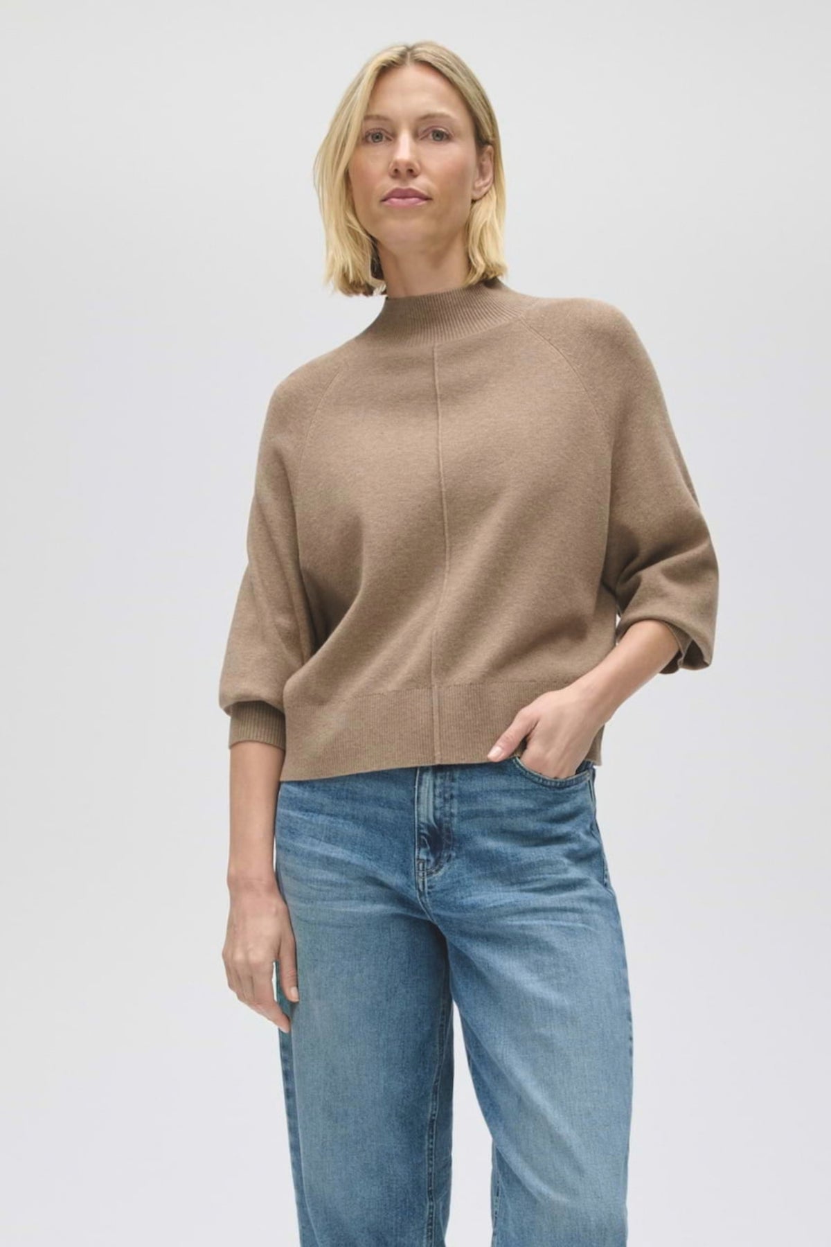 Lichte mocca trui van Opus met een zachte, comfortabele stof en een casual pasvorm, zichtbaar in de afbeelding.