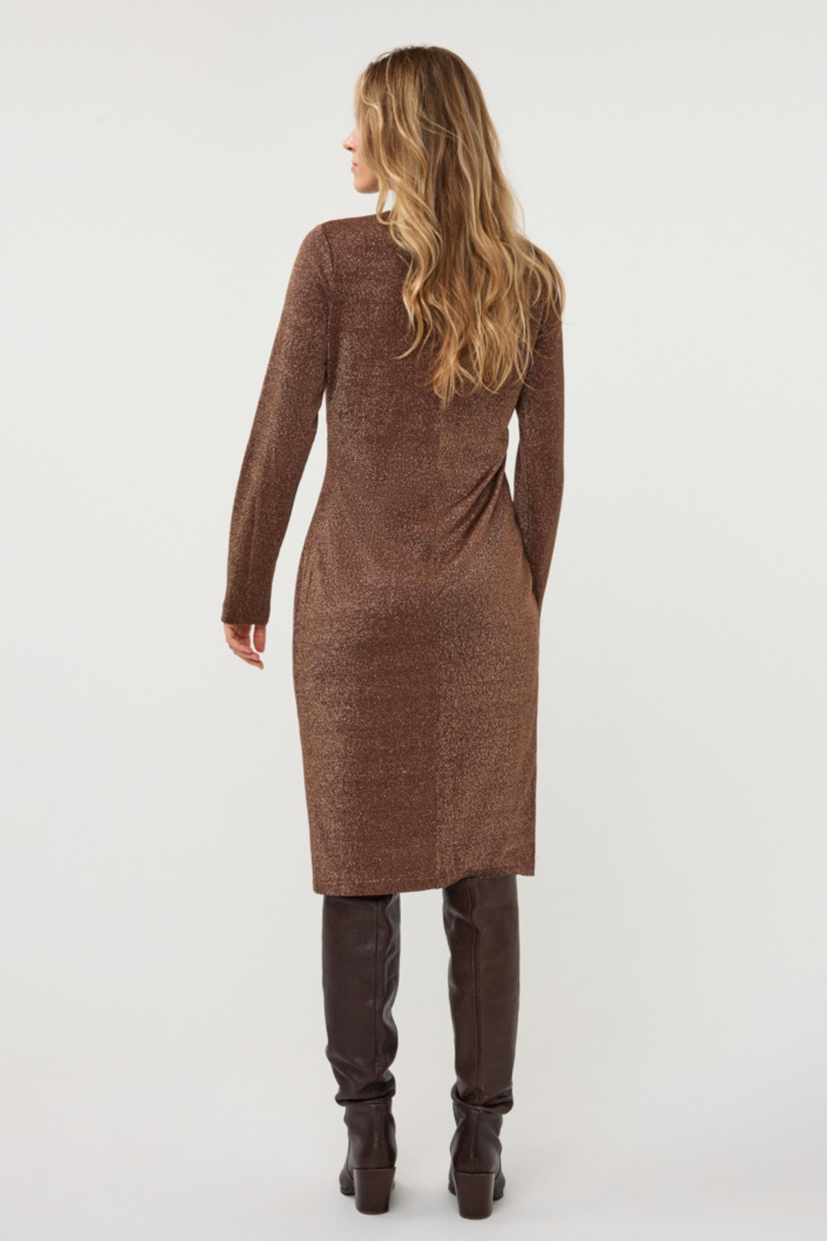 EsQualo Gathering lurex stretch jurk in coffee kleur met glanzende details en comfortabele pasvorm, zichtbaar in de afbeelding.