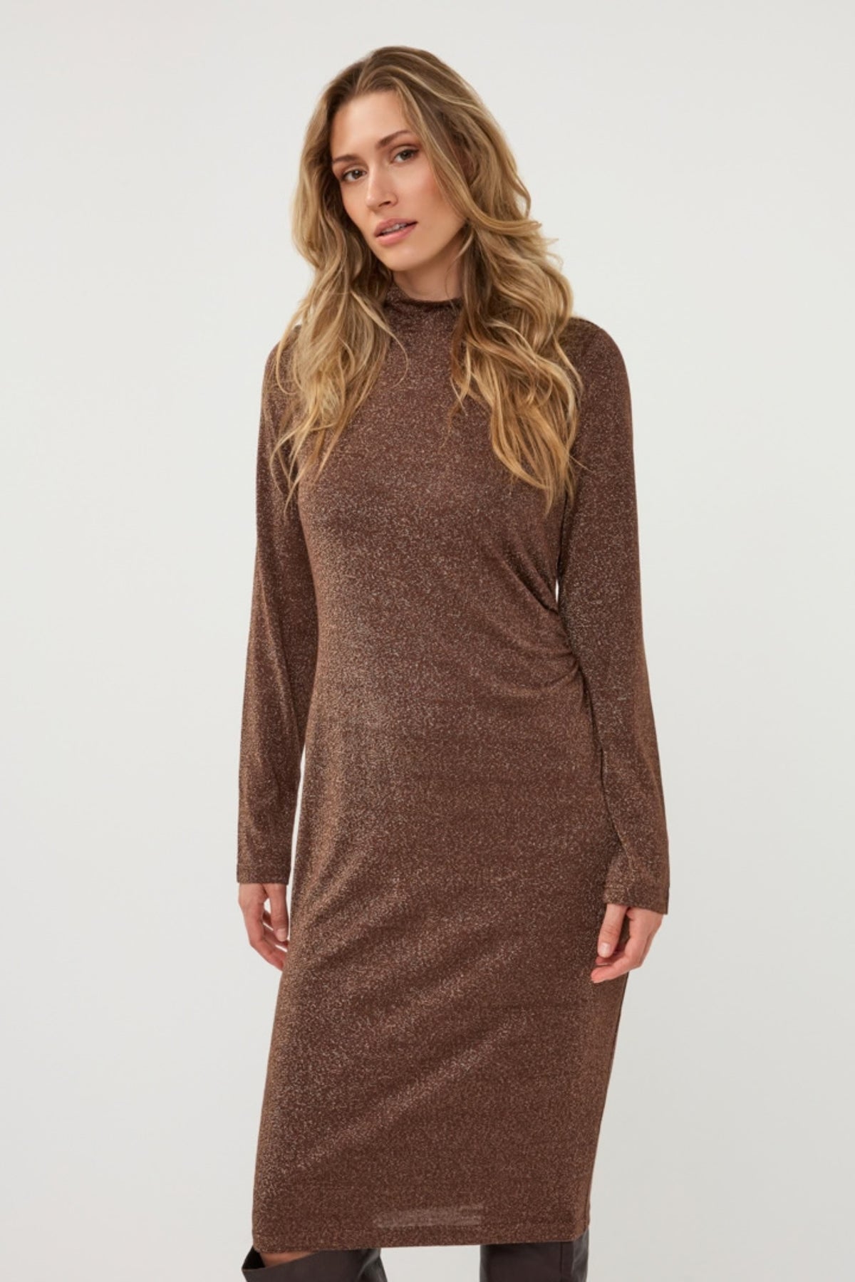 Zwarte stretch jurk met lurex details, ontworpen door EsQualo, bedoeld voor feestelijke gelegenheden, zichtbaar met glanzende stoffen.