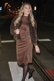 Stijlvolle EsQualo Jurk Gathering Lurex Stretch in koffiekleur met glans, getoond op een model.