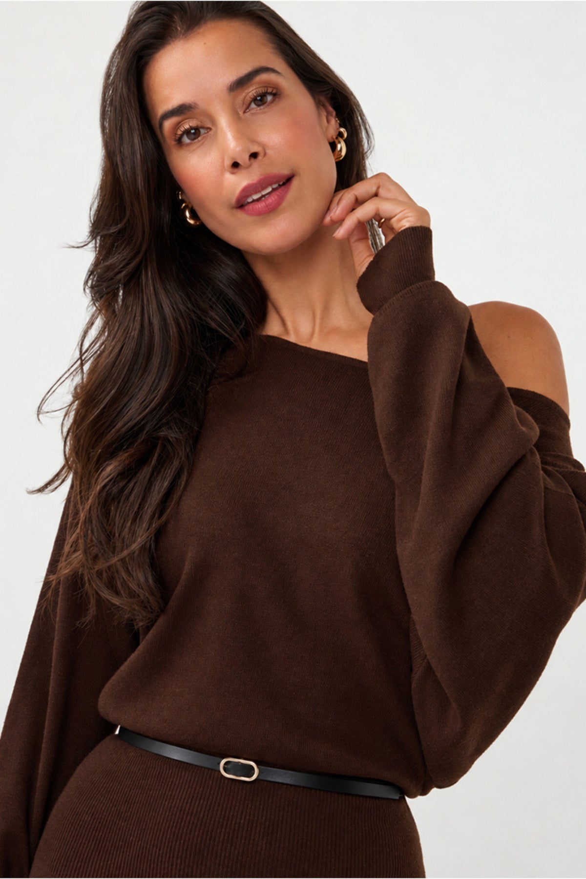 Donkere coffeekleurige lange gebreide jurk met boatneck van EsQualo, getoond op een model.