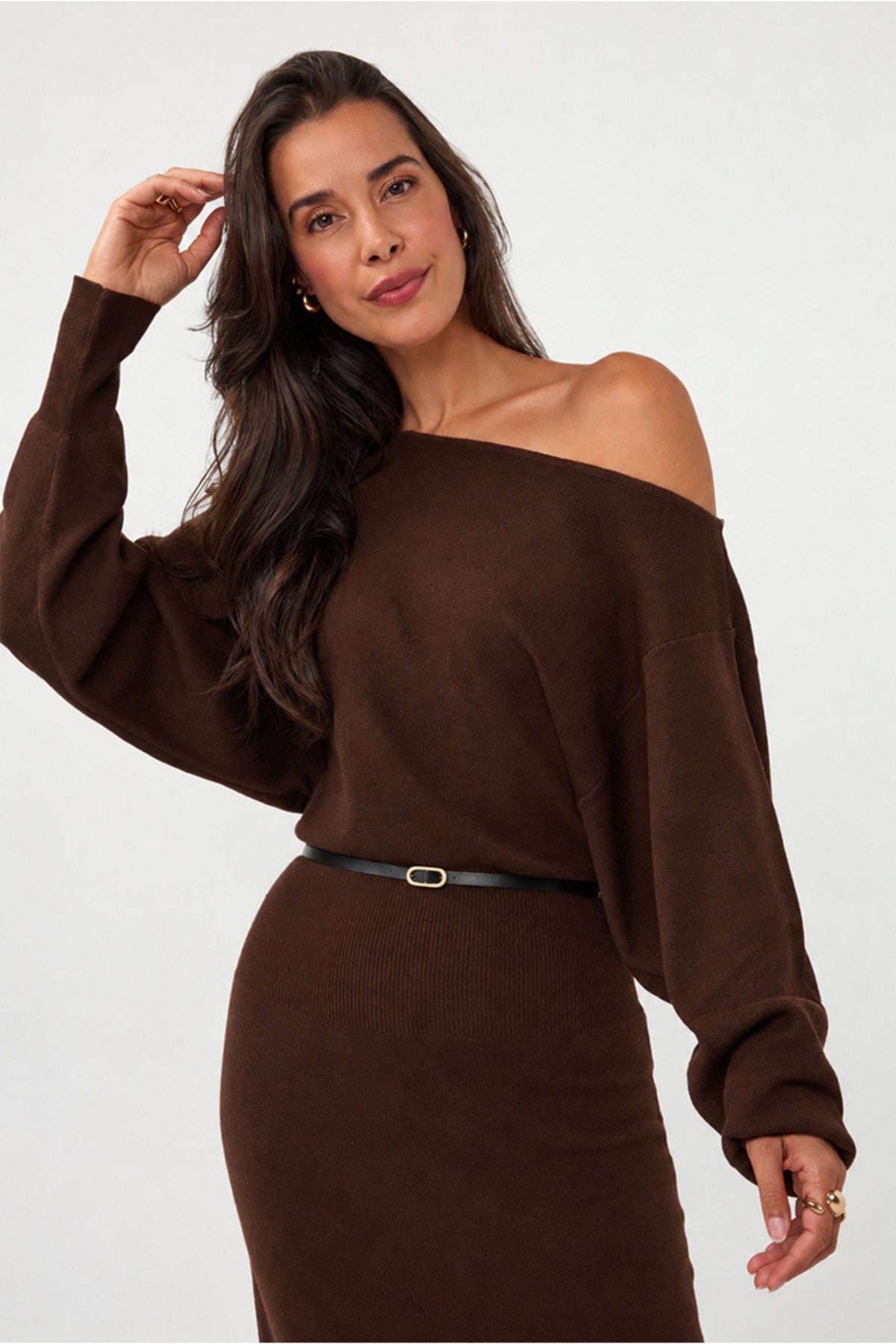 Donkere koffiekleurige lange gebreide jurk met boatneck van EsQualo, getoond op een model.