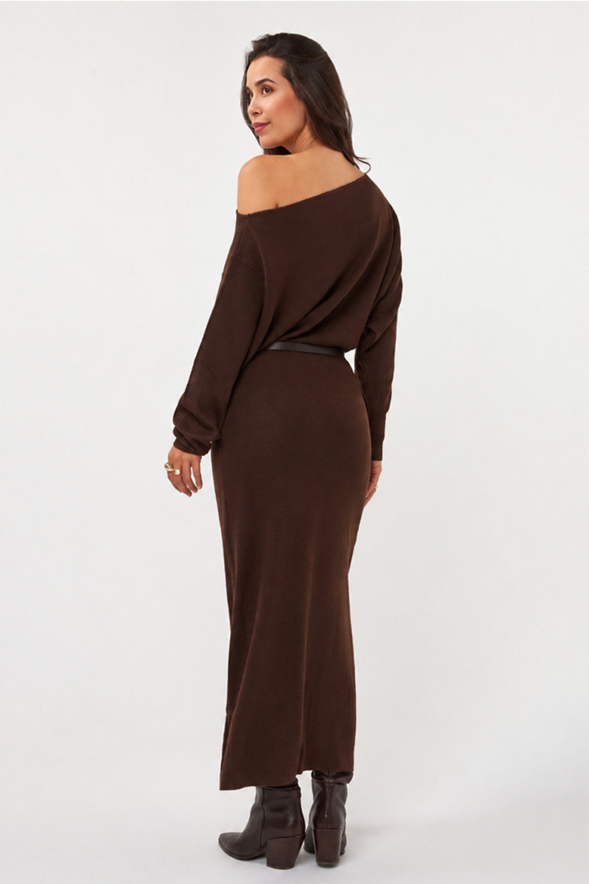 Donkere bruine lange gebreide jurk met boatneck van EsQualo, stijlvol en comfortabel voor casual of formele gelegenheden.