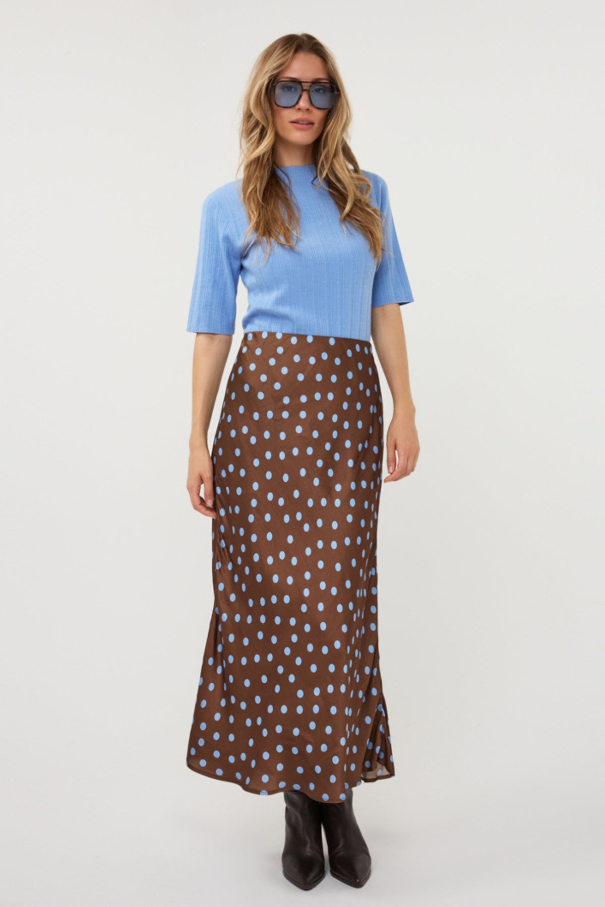 Polkadot rok van EsQualo, wijd uitlopende rok met print, zichtbaar op de afbeelding.