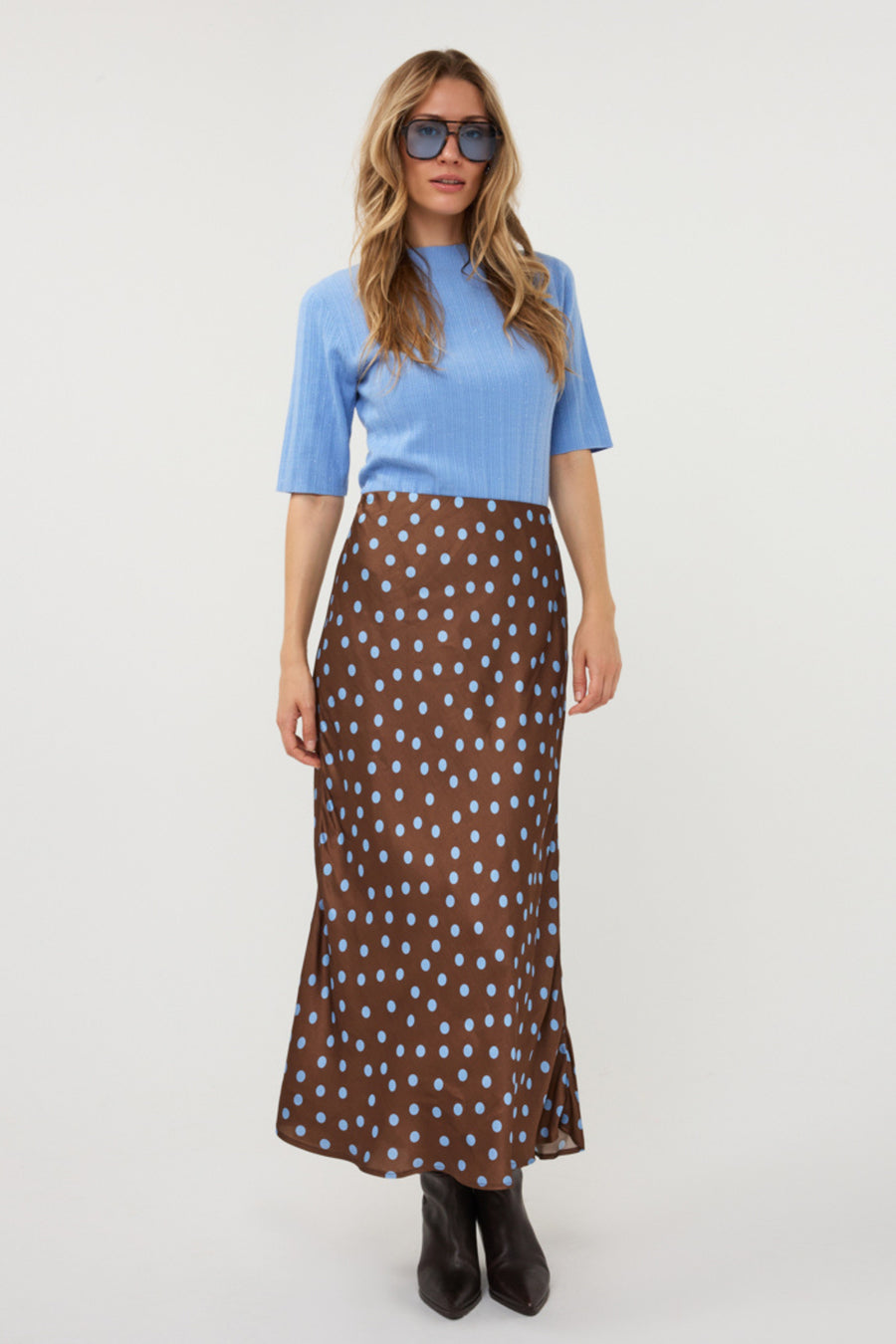 Polkadot rok van EsQualo, wijd uitlopende rok met print, zichtbaar op de afbeelding.