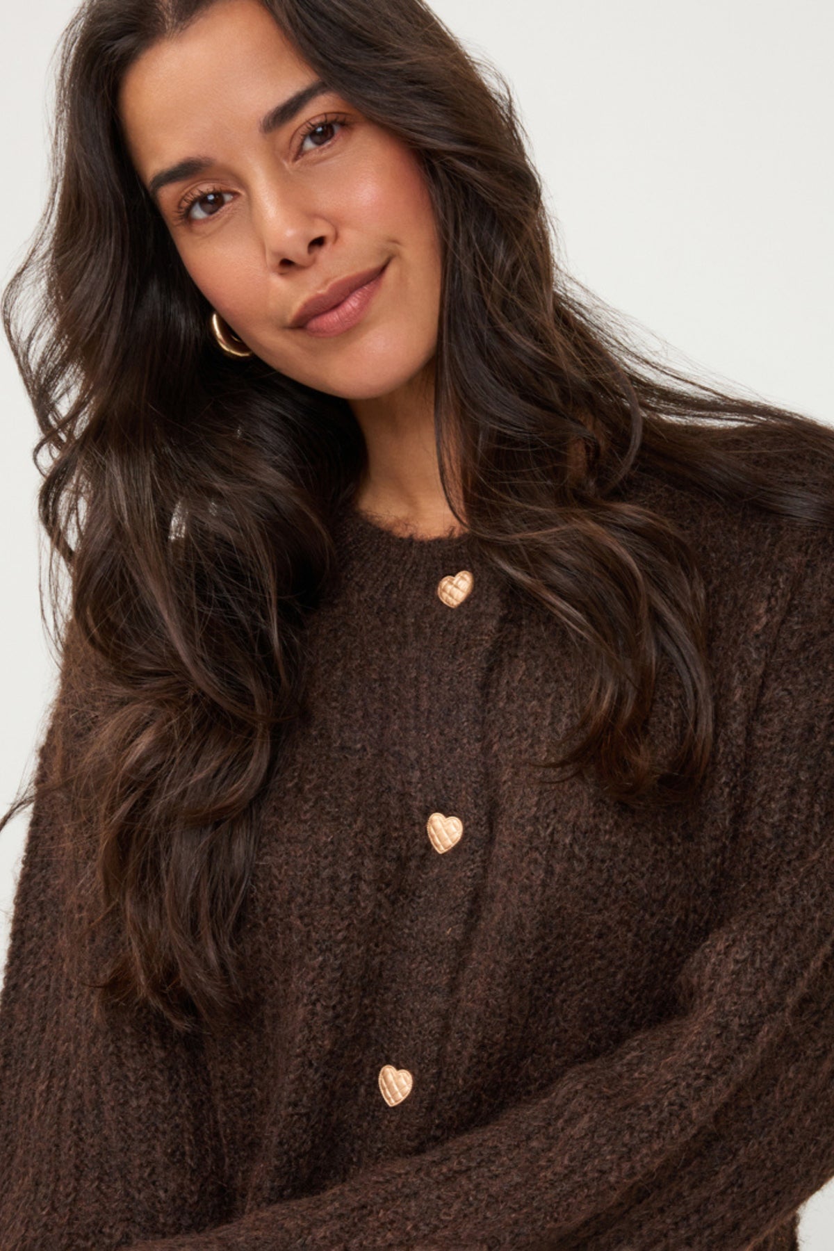 Donkere bruine EsQualo vest met decoratieve knopen, stijlvolle en comfortabele damesmode, close-up van de voorkant.