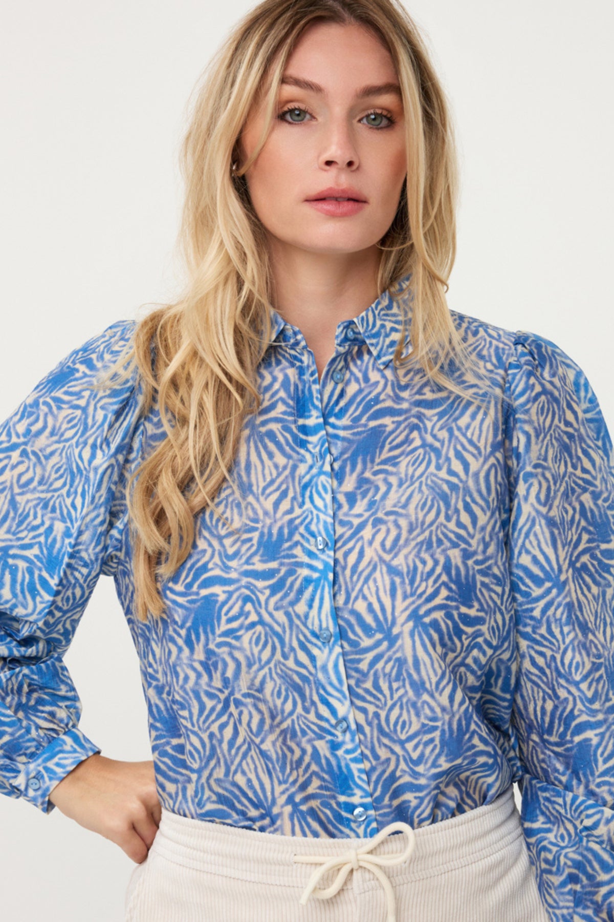 Blouse van EsQualo met Frozen Sky print, lichte stof en lange mouwen, gedragen door een model.