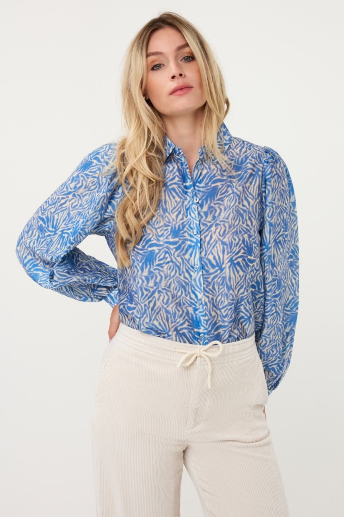 Blouse van EsQualo met Frozen Sky print, lichte stoffen, korte mouwen en een trendy, casual stijl.