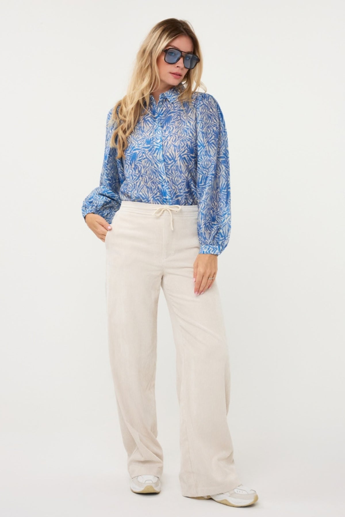 Blouse van EsQualo met Frozen Sky print, lichte stof en lange mouwen, gedragen door een model op de foto.