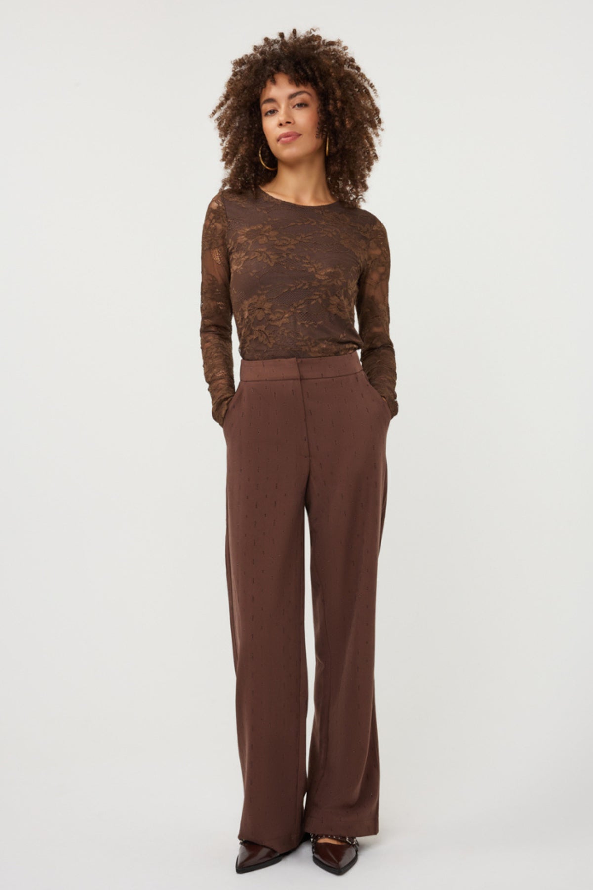 Donkerbruine broek met glinsterende rhinestones, EsQualo Broek Rhinestones Coffee W26.10724, close-up van details en textuur