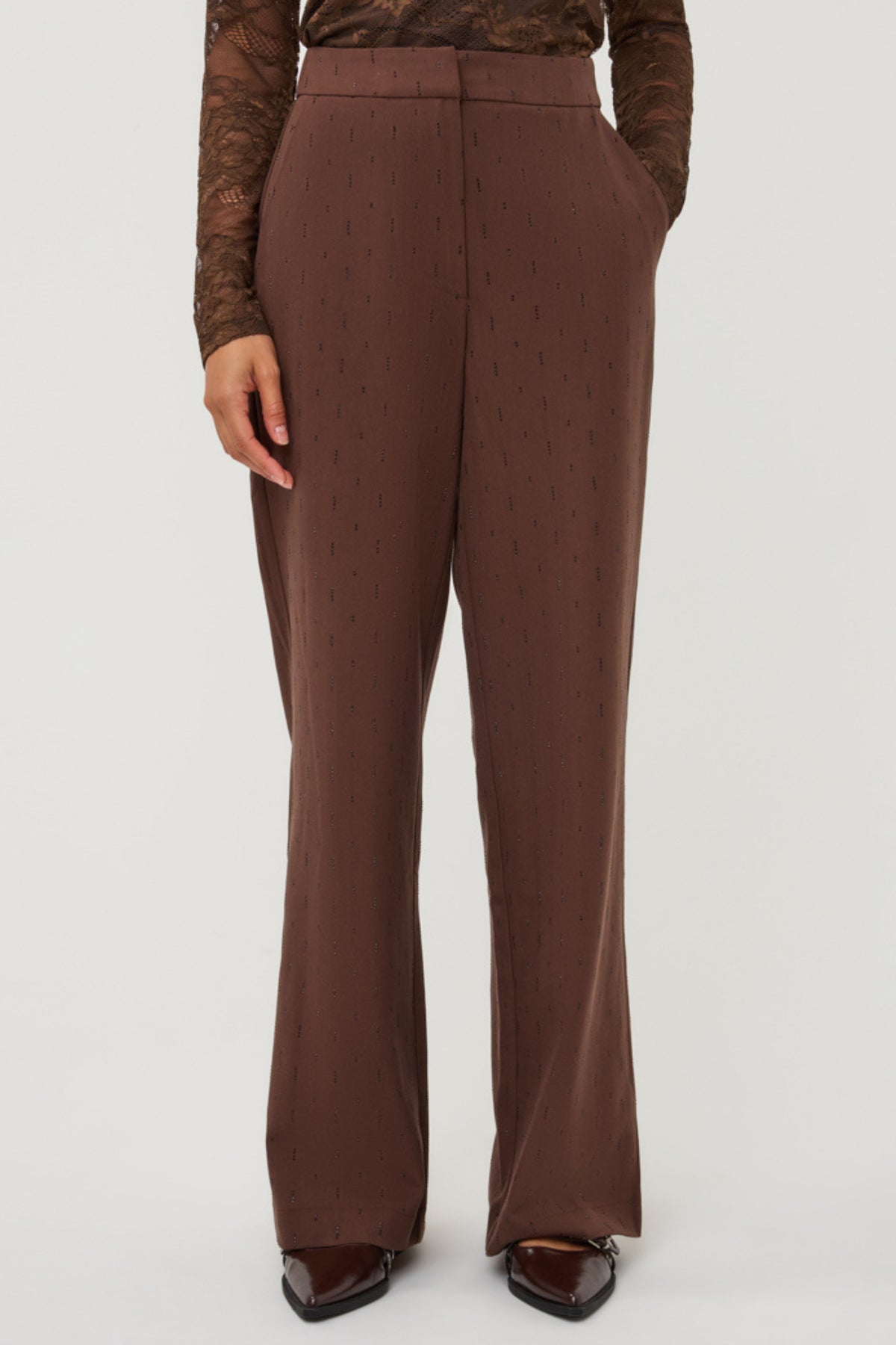 Zwarte broek van EsQualo met rhinestones, wijd en comfortabel, model Monique, zicht vanaf de voorkant met details van de versiering.
