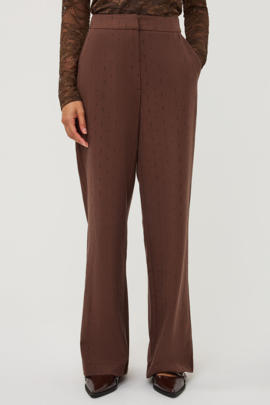 Zwarte broek van EsQualo met rhinestones, wijd en comfortabel, model Monique, zicht vanaf de voorkant met details van de versiering.