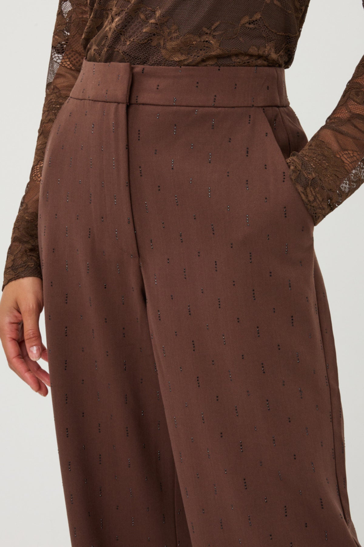 Zwart broek van EsQualo met rhinestone details, maat W26,10724, zichtbaar met glanzende versieringen, casual en stijlvol.