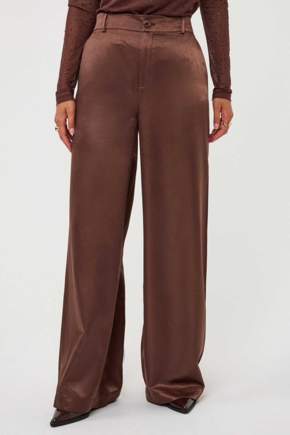 Glanzende koffiekleurige broek van EsQualo, W26.10727, met een strakke pasvorm en glanzende stof, getoond op de website.