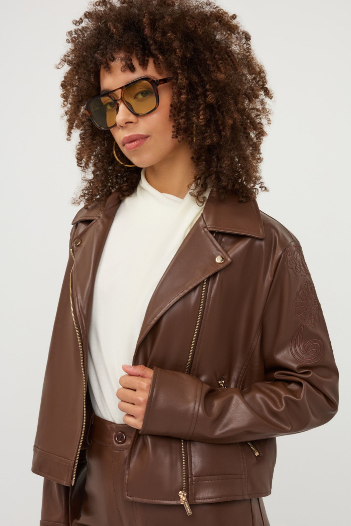 EsQualo geborduurde koffiejopiejasjacket BiW26.11700ker van PU-leer, met stijlvolle details en comfortabele pasvorm.