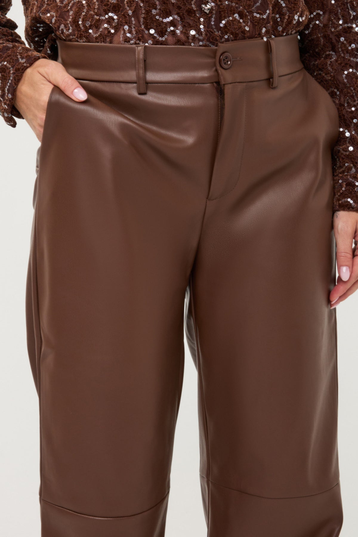 Brede bruine PU broek van EsQualo, model Monique, met wijde pijpen en comfortabele pasvorm, perfect voor casual en stijlvolle looks.