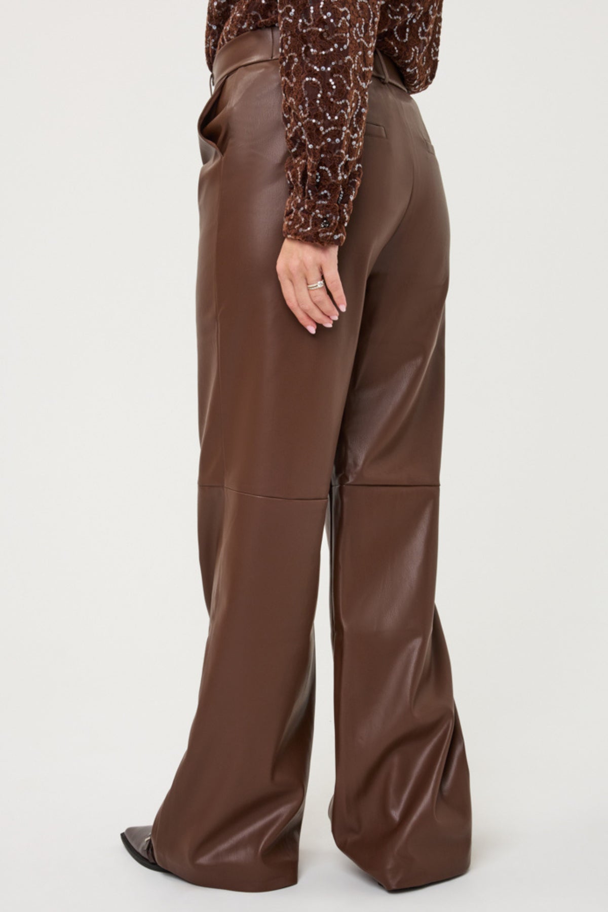 Brede PU broek in koffiebruin van EsQualo, model Monique, zichtbaar met elastische taille en losvallende snit.
