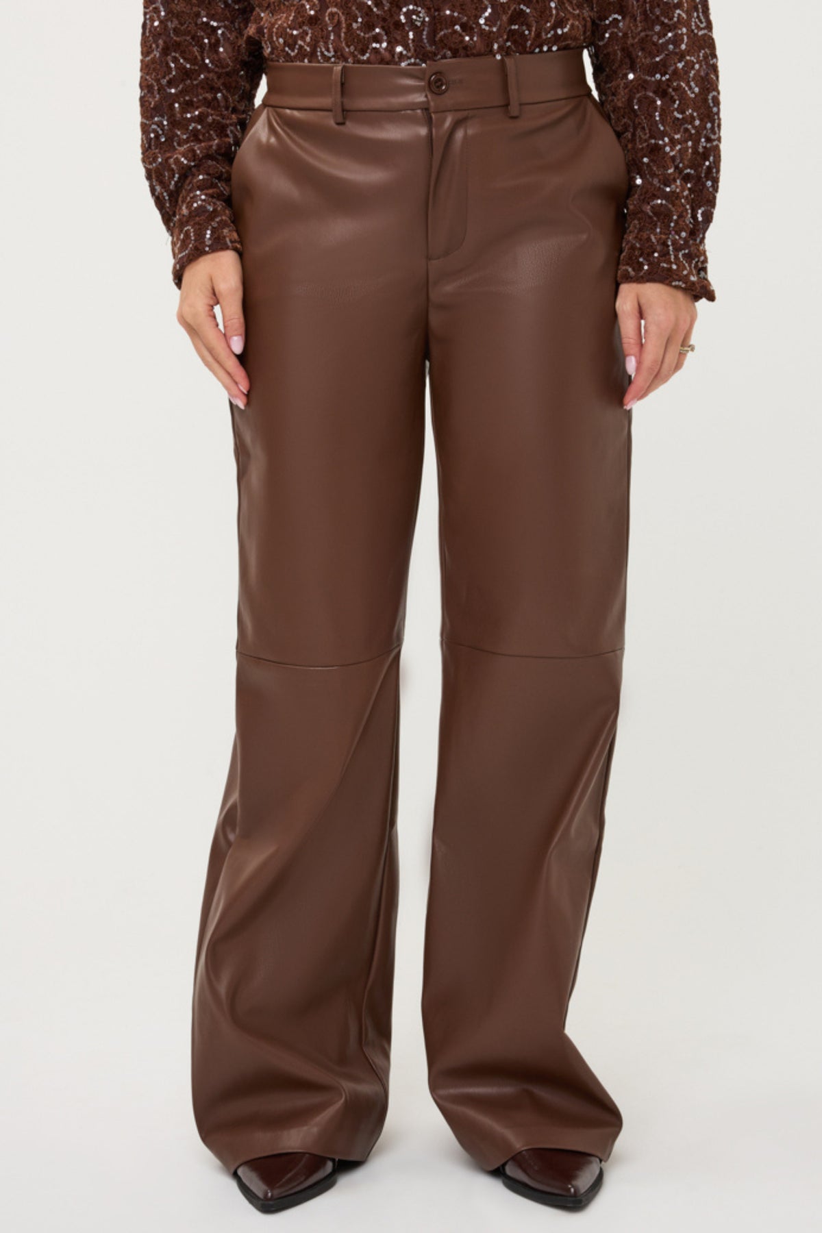 Brede PU-leren broek van EsQualo in kofferkleur, model Monique, met comfortabele pasvorm en stijlvolle uitstraling.