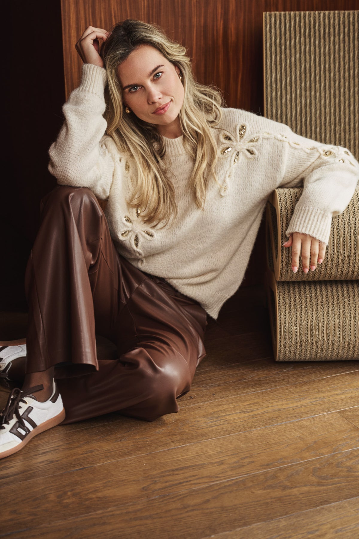 Brede PU-leren broek in koffiebruin van EsQualo, model Monique, getoond op een model, details van de pasvorm en stof zichtbaar