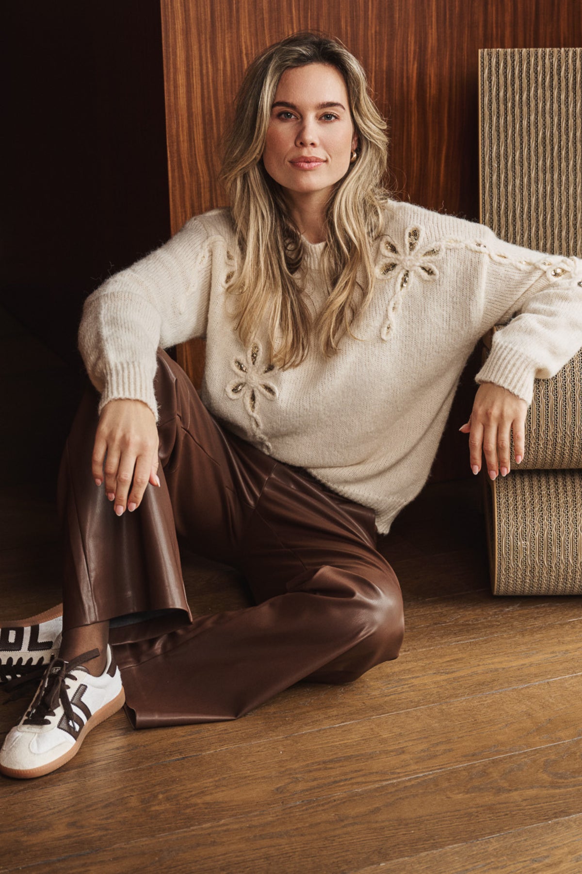 Brede PU-leren broek van EsQualo in koffiebruin, model Monique, zichtbaar op de afbeelding.