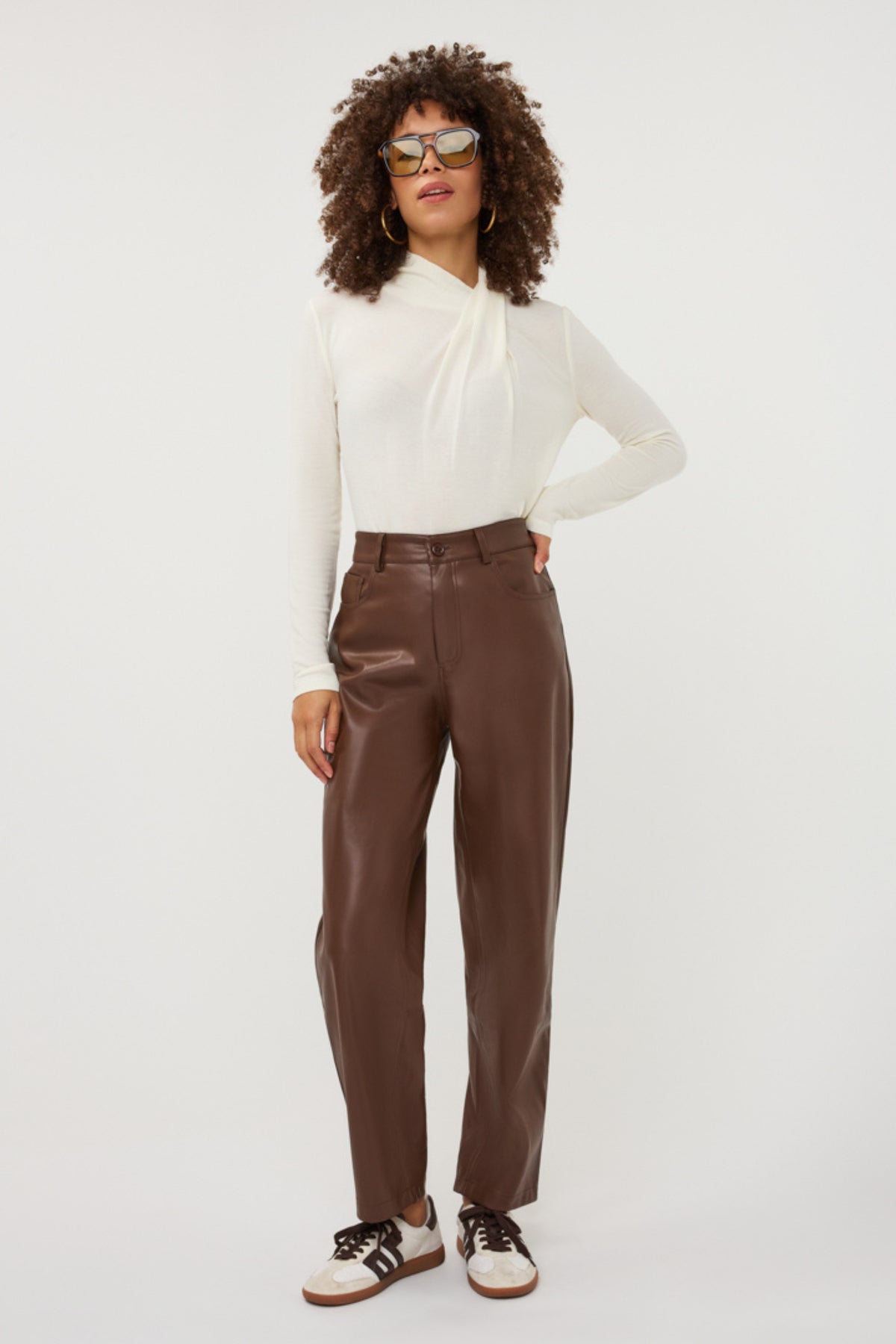 Lichte bruine barrel broek van EsQualo met verstelbare taille en ritssluiting, comfortabel en modieus voor dames.