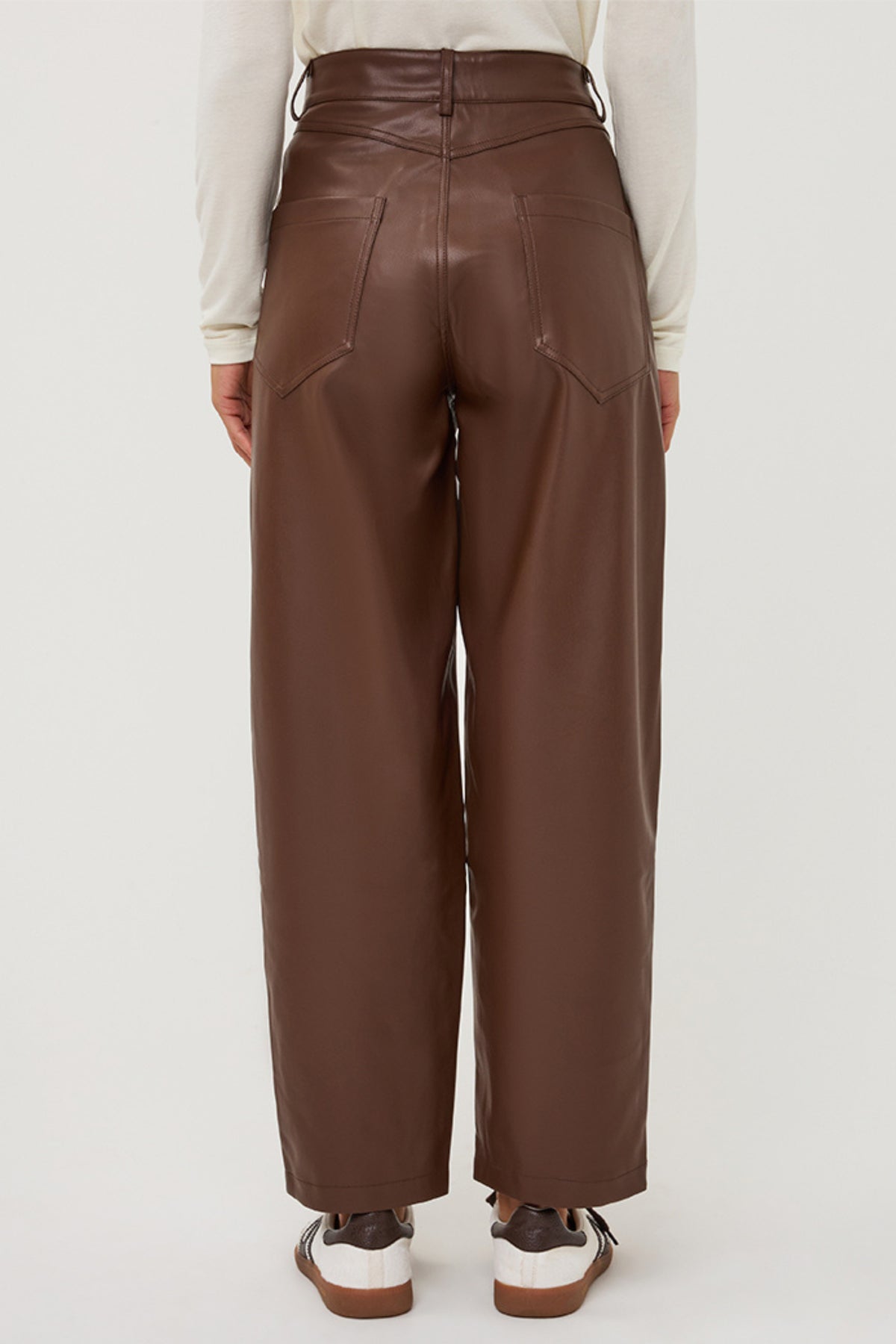 EsQualo broek Barrel PU in donkerbruin met rechte pasvorm en elastische taille, geschikt voor casual en stijlvolle outfits.