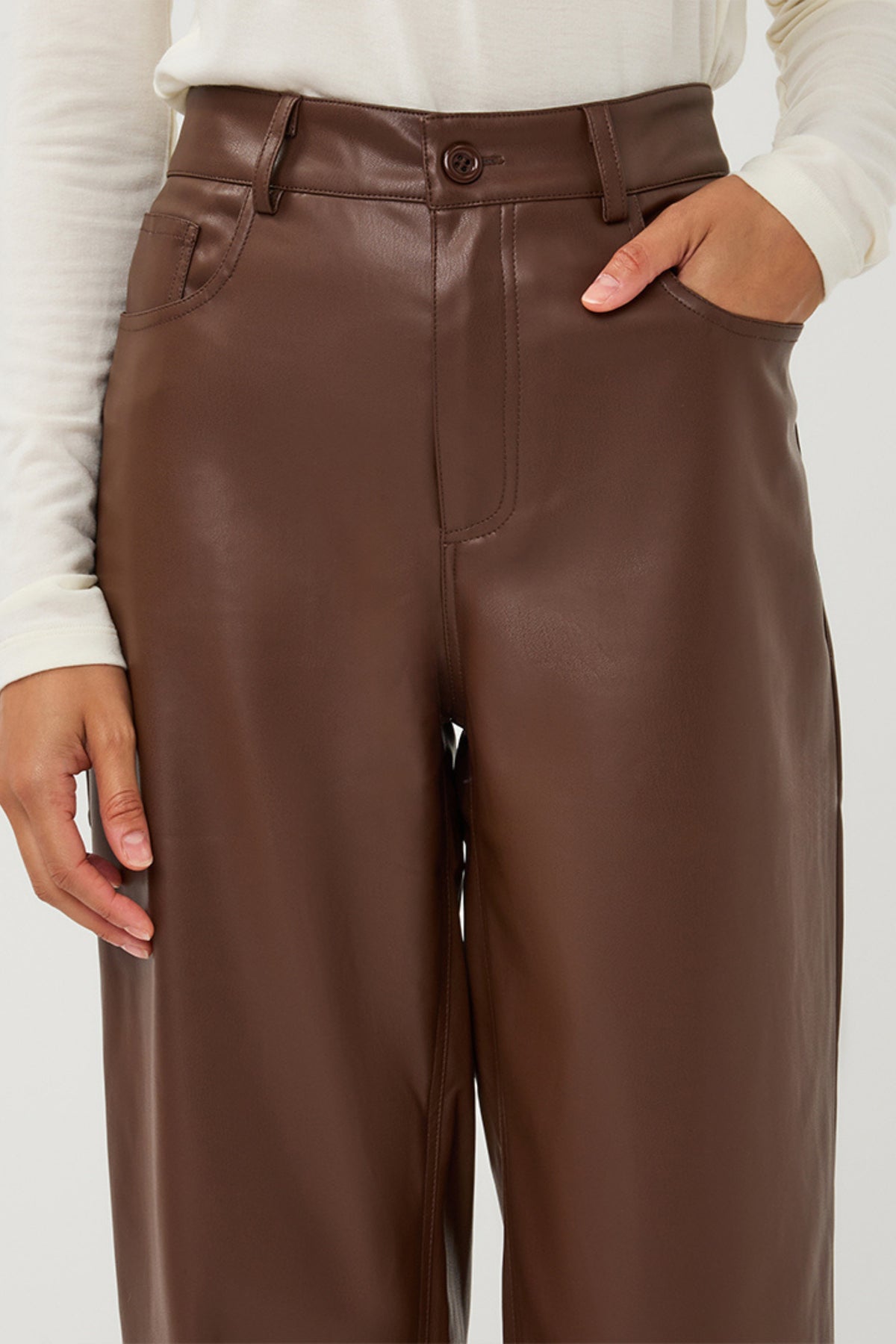 EsQualo Broek Barrel PU in maat W26, donkerbruin met stijlvolle pasvorm en details, geschikt voor casual en trendy looks.
