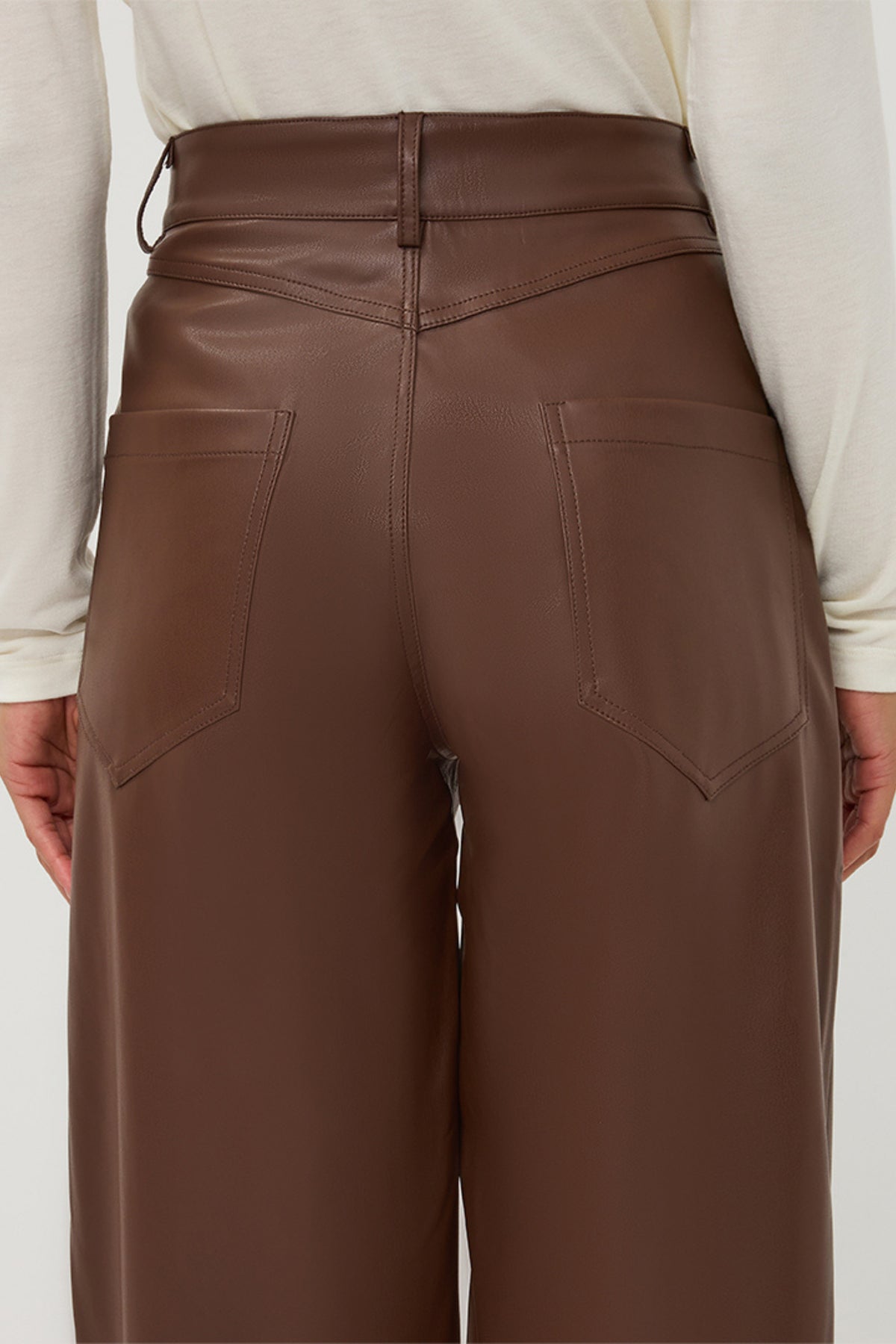 Donkerbruine EsQualo Broek Barrel PU met rechte snit, zichtbaar op de afbeelding met details van de stof en pasvorm.