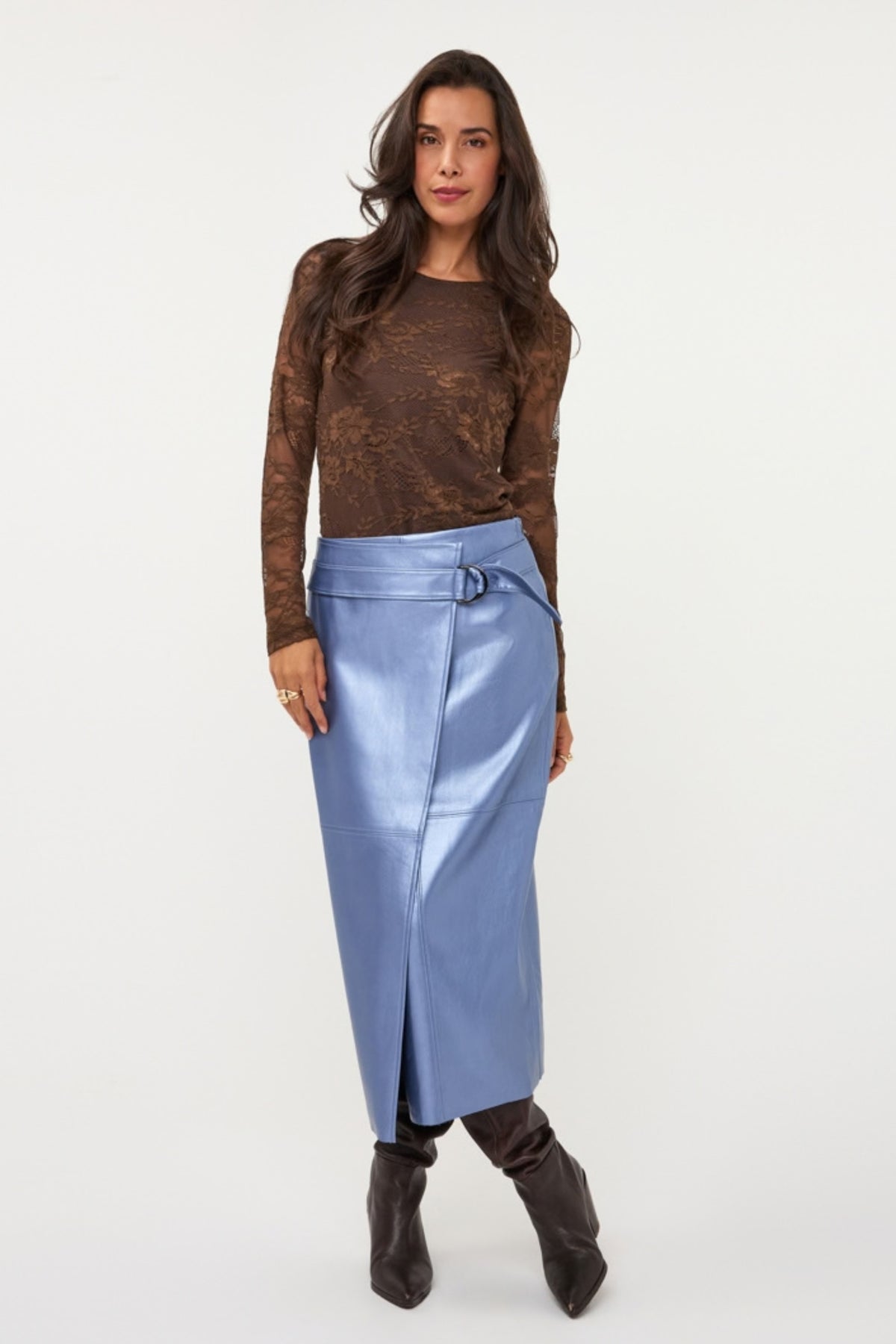 Donkere blauwe lange rok van PU met overlap van EsQualo, model Monique, getailleerd en elegant, zichtbaar op de afbeelding.