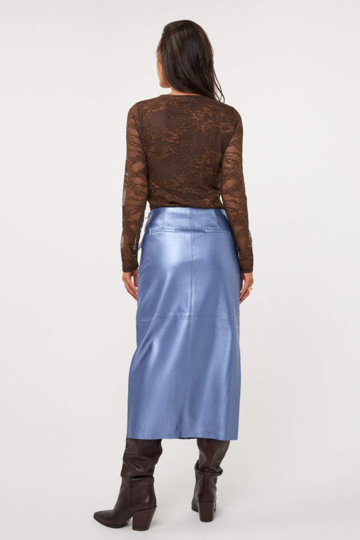 Donkere blauwe lange overlapping rok van PU-materiaal door EsQualo, model Monique, met stijlvolle pasvorm en modieuze uitstraling.