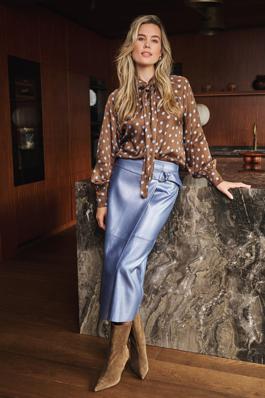 Donkere blauwe lange rok van PU met overlap, van EsQualo, model Monique, getoond op een model op de foto.