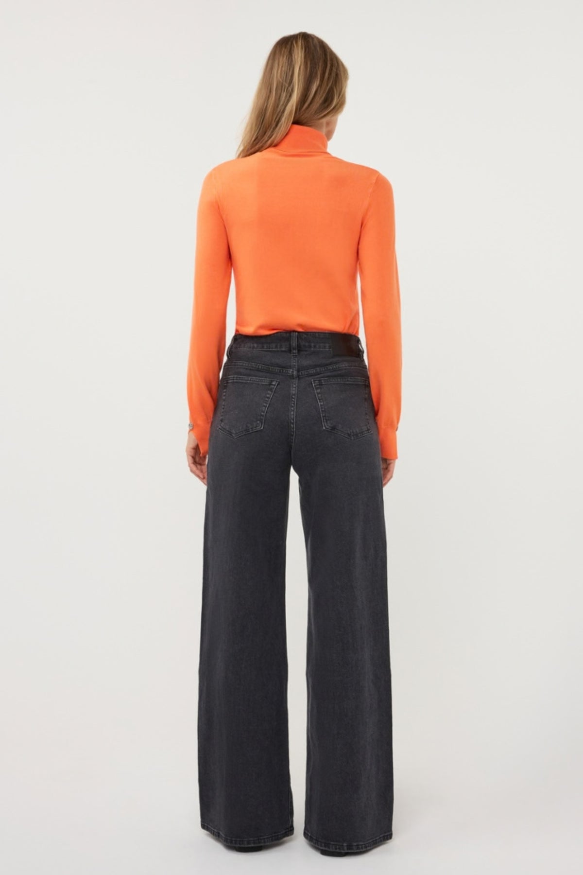 Zwarte wijde jeans van denim met rhinestones, van EsQualo, maat W26, zichtbaar op de afbeelding.