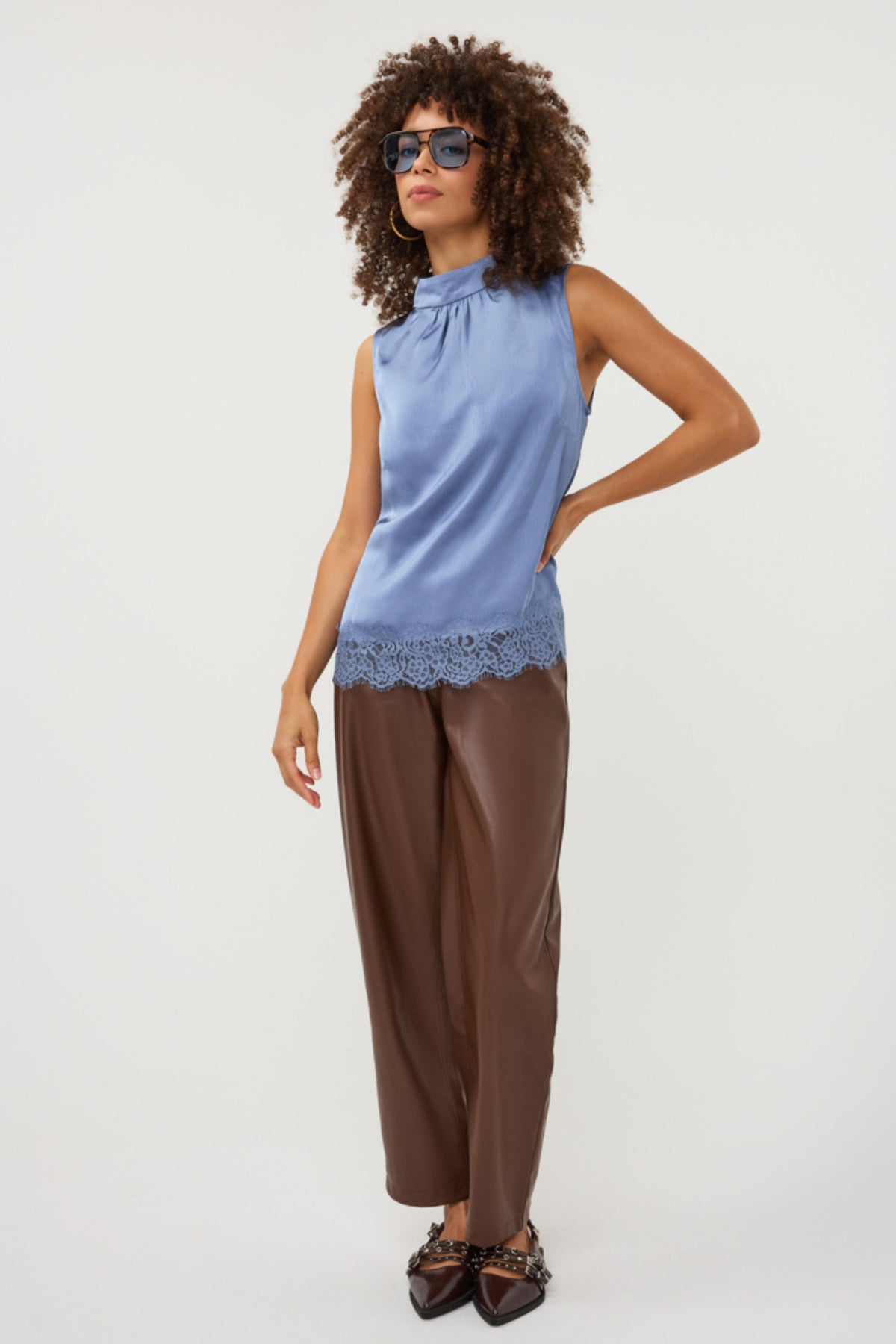 Donkerblauw satijnen kanten top van EsQualo met elegante details en comfortabele pasvorm, zichtbaar op de afbeelding.
