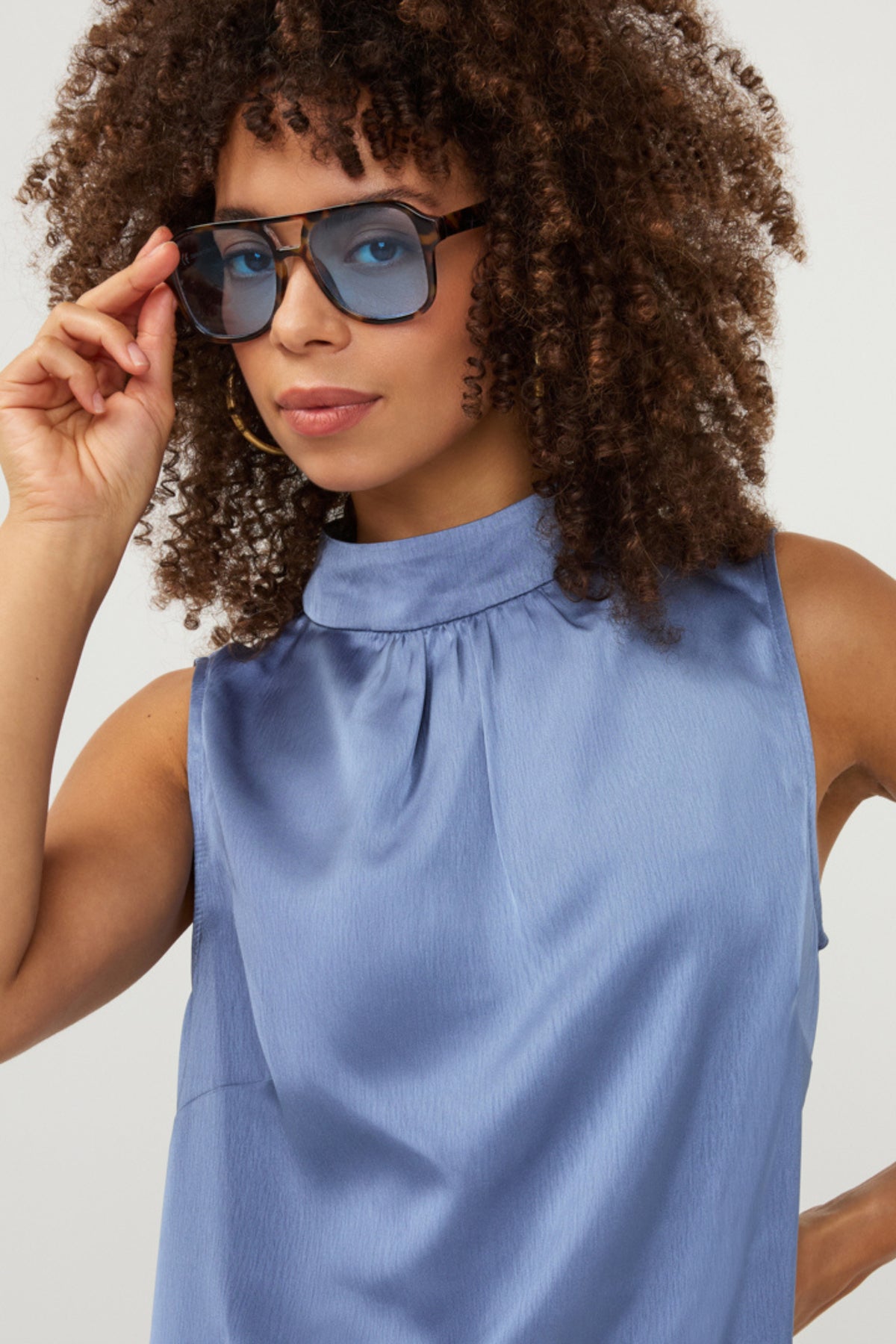 Donkerblauw satijnen top met kanten details van EsQualo, elegant en stijlvol voor dames.