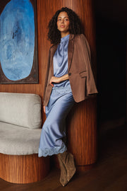 Donkerblauwe satijnen rok met kant details van EsQualo, model Monique, wijdte W26.14703, zichtbaar met elegante stof en afwerking
