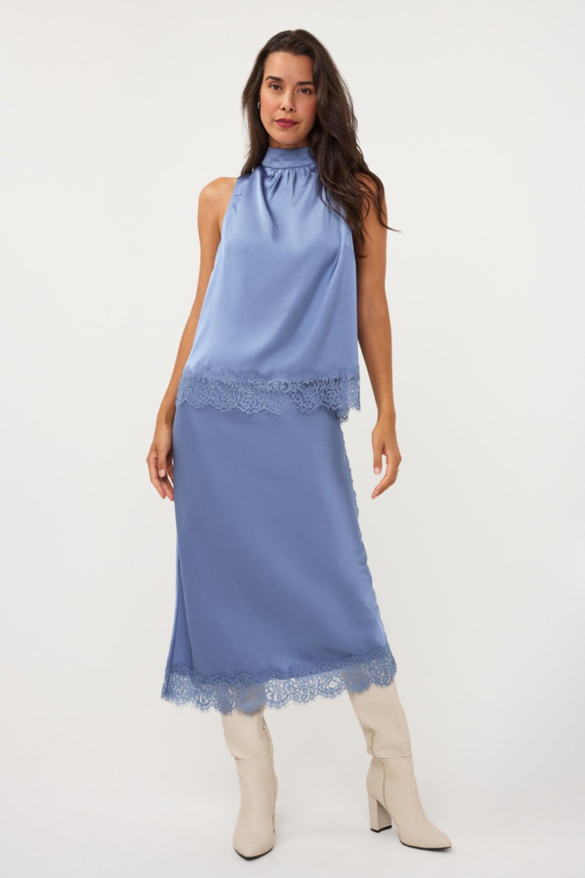 Zilverkleurige satijnen rok met kanten details in donkerblauw, maat W26.14703 van EsQualo, op model gedragen.
