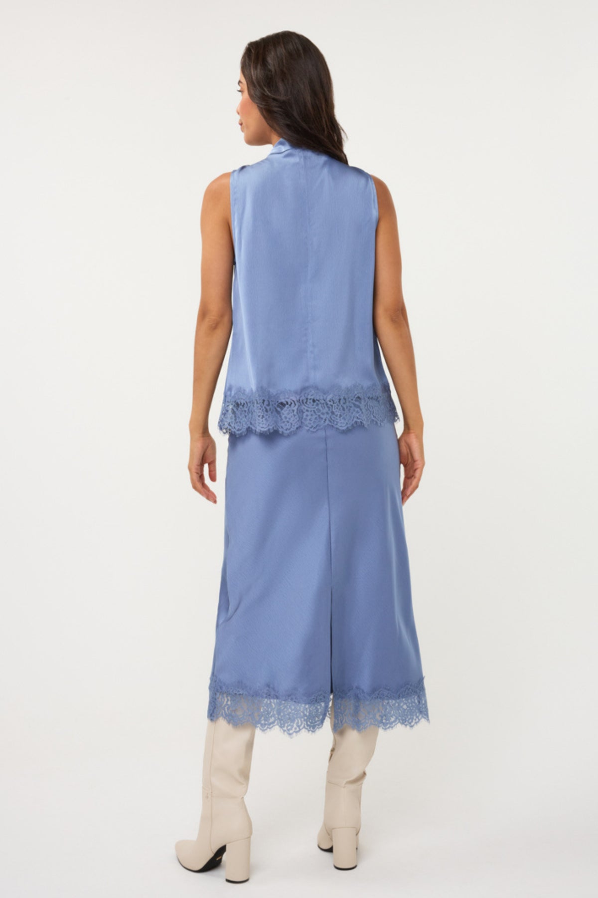 Donkere blauwe satijnen rok met kant van EsQualo, maat W26.14703, elegante en verfijnde pasvorm, zichtbaar op de afbeelding.