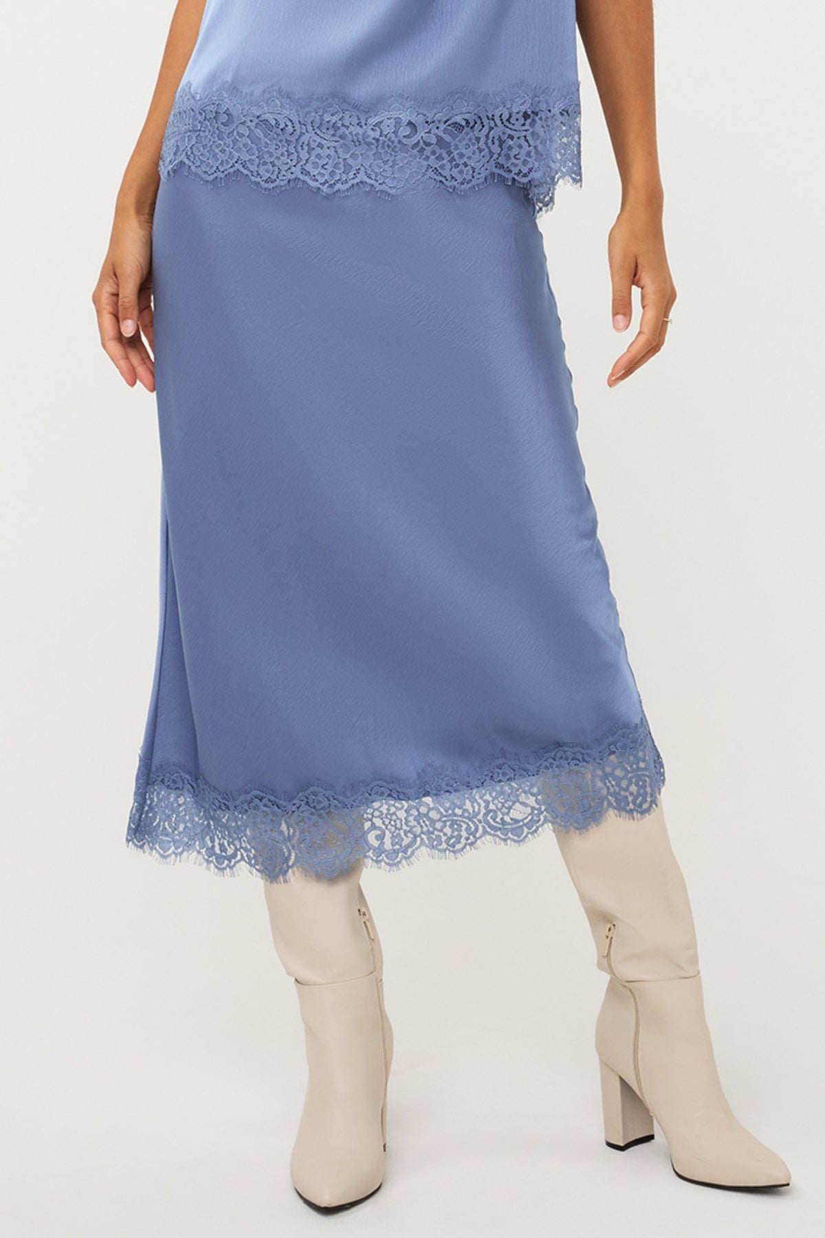 Donkere blauwe satijnen rok met kantdetails van EsQualo, maat W26.14703, met elegante uitstraling en vloeiende pasvorm.