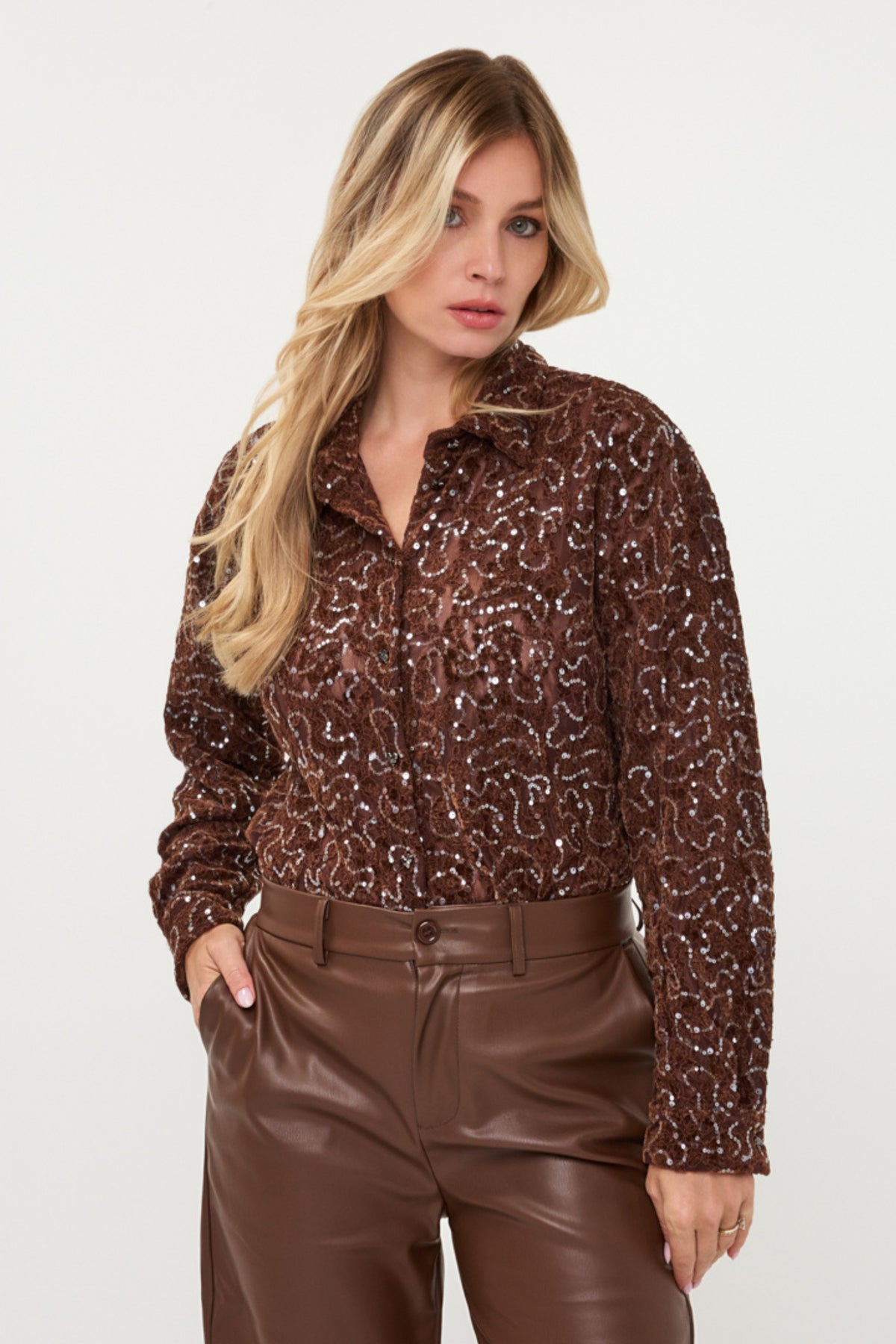 Zwarte korte blouse van velvet met kanten details en sequins, van EsQualo, voor een elegante en trendy look.