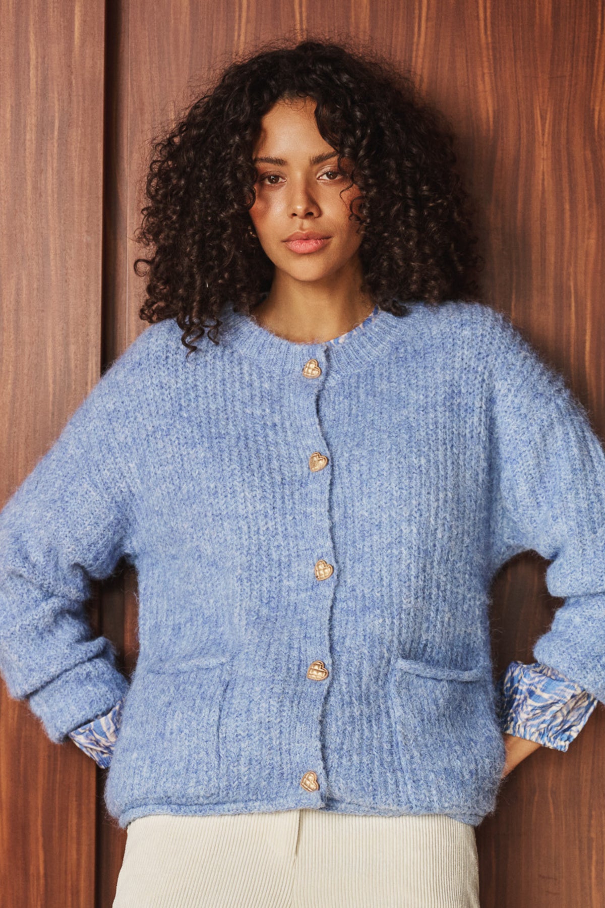 Lichtblauwe fancy knoopvest van EsQualo met details, gedragen door een model op de foto.