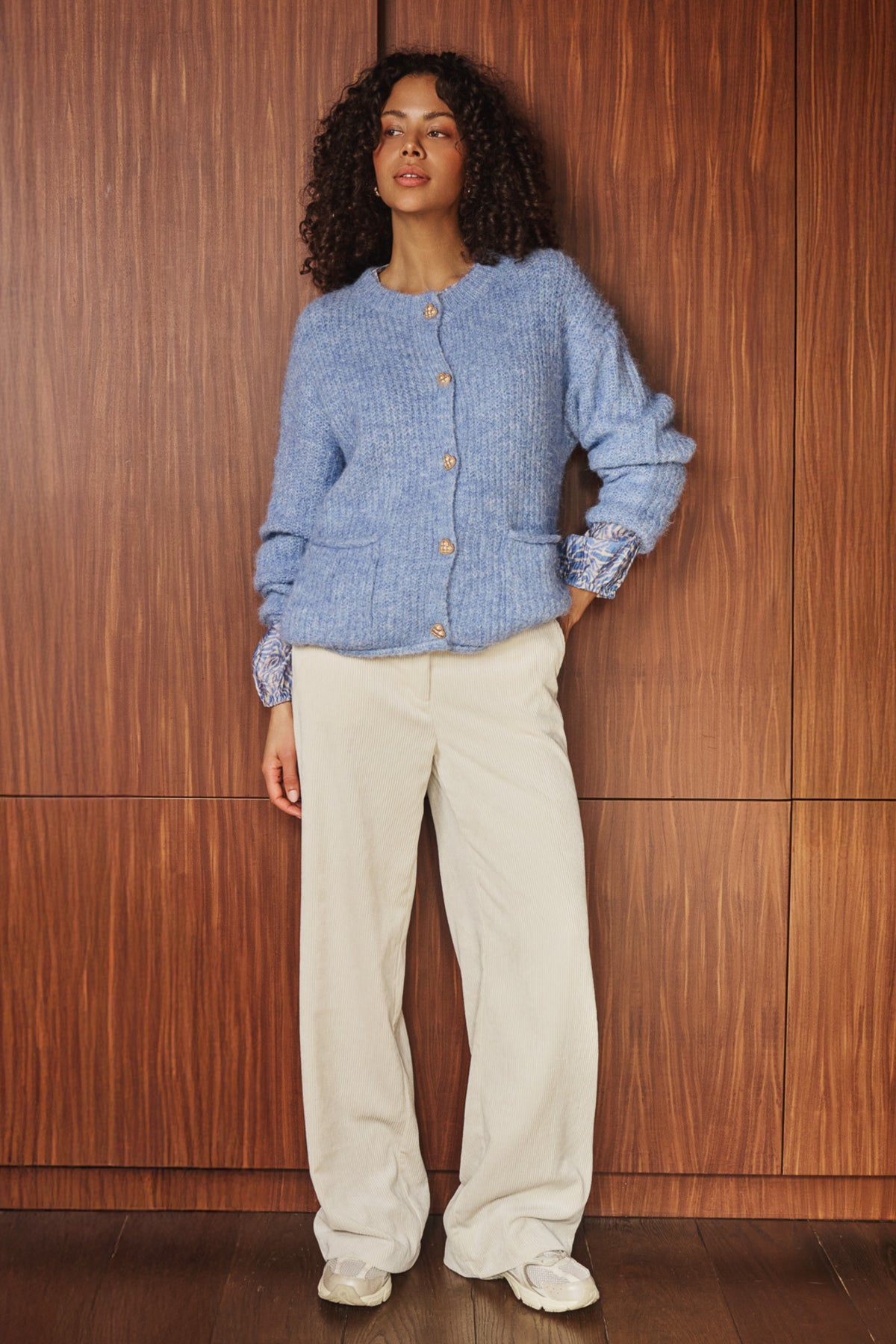 Donkerblauwe EsQualo vest met sierknopen en stijlvolle uitstraling, gedragen door een model.