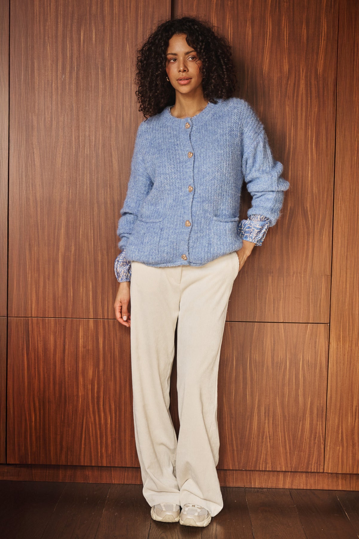 Donkerblauwe fancy knopen vest van EsQualo, elegante stijl, zichtbaar met knopen en modieuze details.