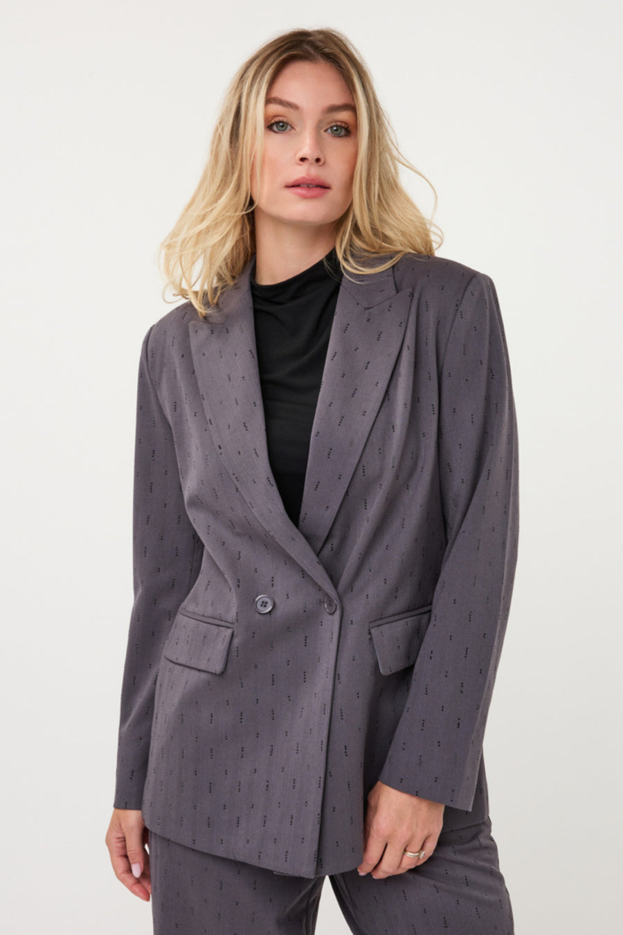 Donkere grijze blazer van EsQualo met rhinestones, stijlvolle pasvorm en elegante uitstraling, zichtbaar op de afbeelding.