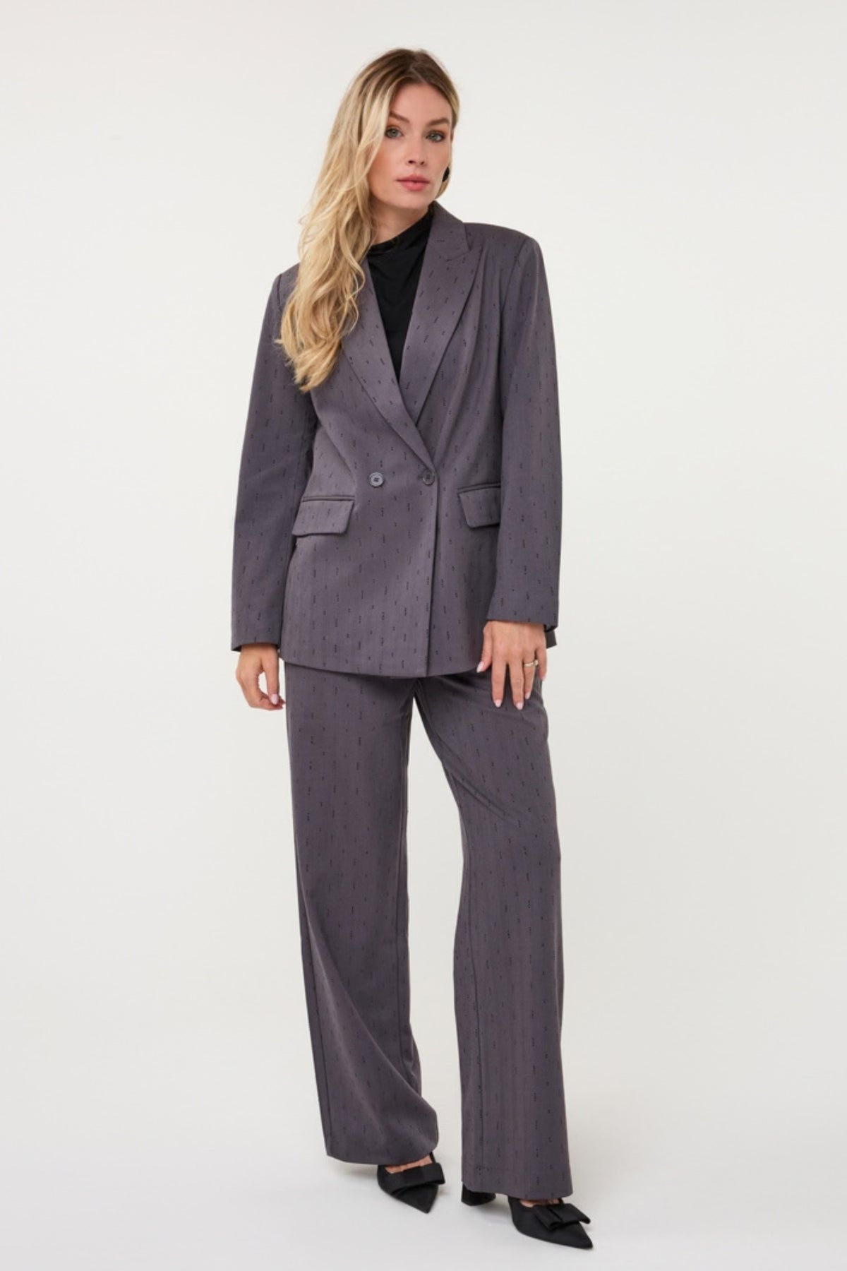 Charcoal grijze blazer van EsQualo met rhinestones, modieus en elegant, getoond op een model.
