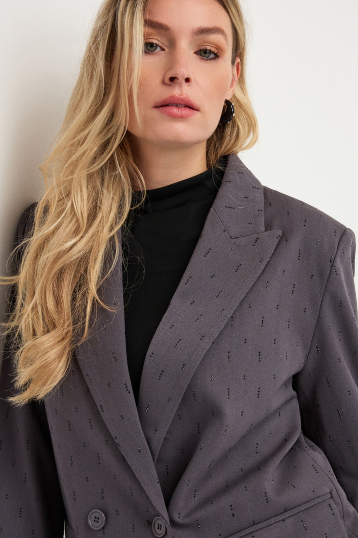Charcoal grijze blazer van EsQualo met rhinestones, stijlvolle pasvorm, zichtbaar op de afbeelding.