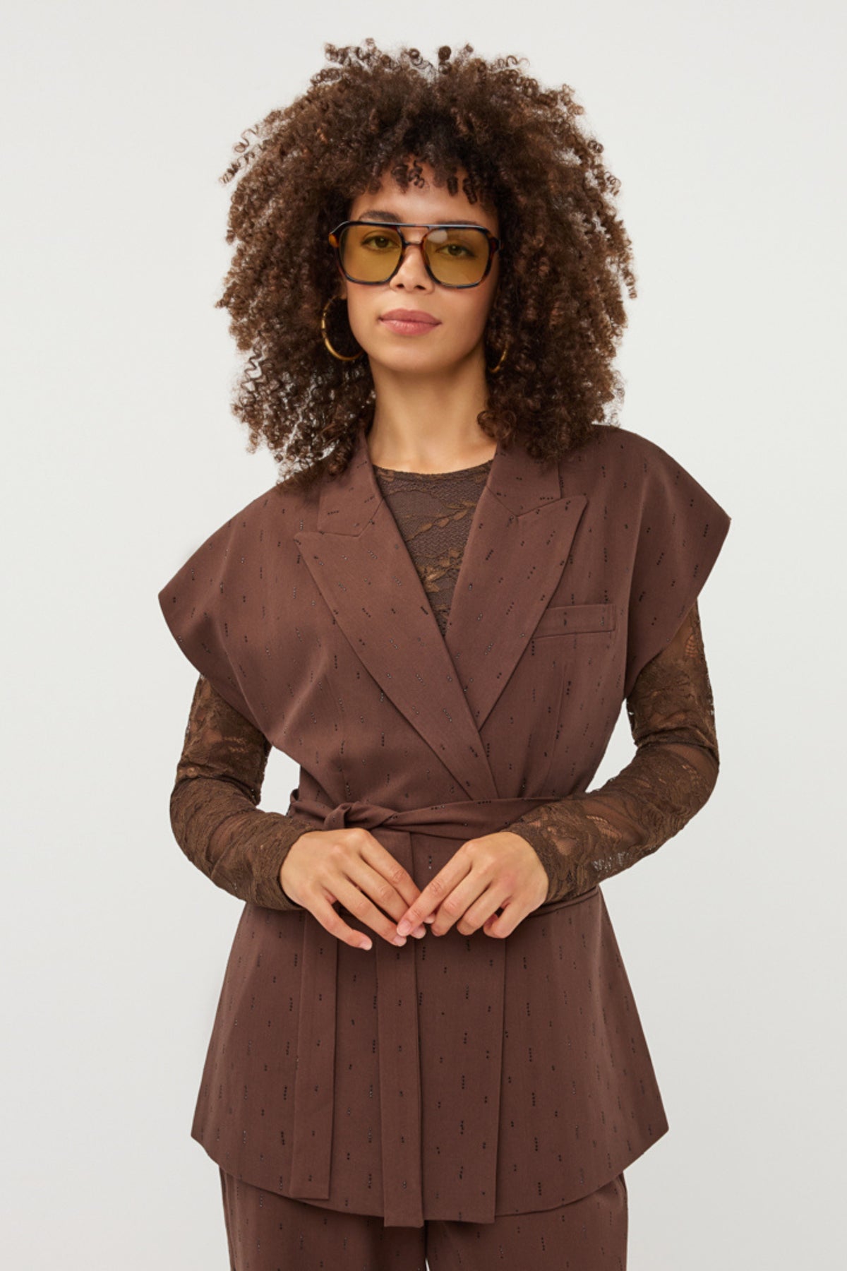 Gilet met glinsterende rhinestones in koffiekleur van EsQualo, elegant en stijlvol, gedragen door een model.