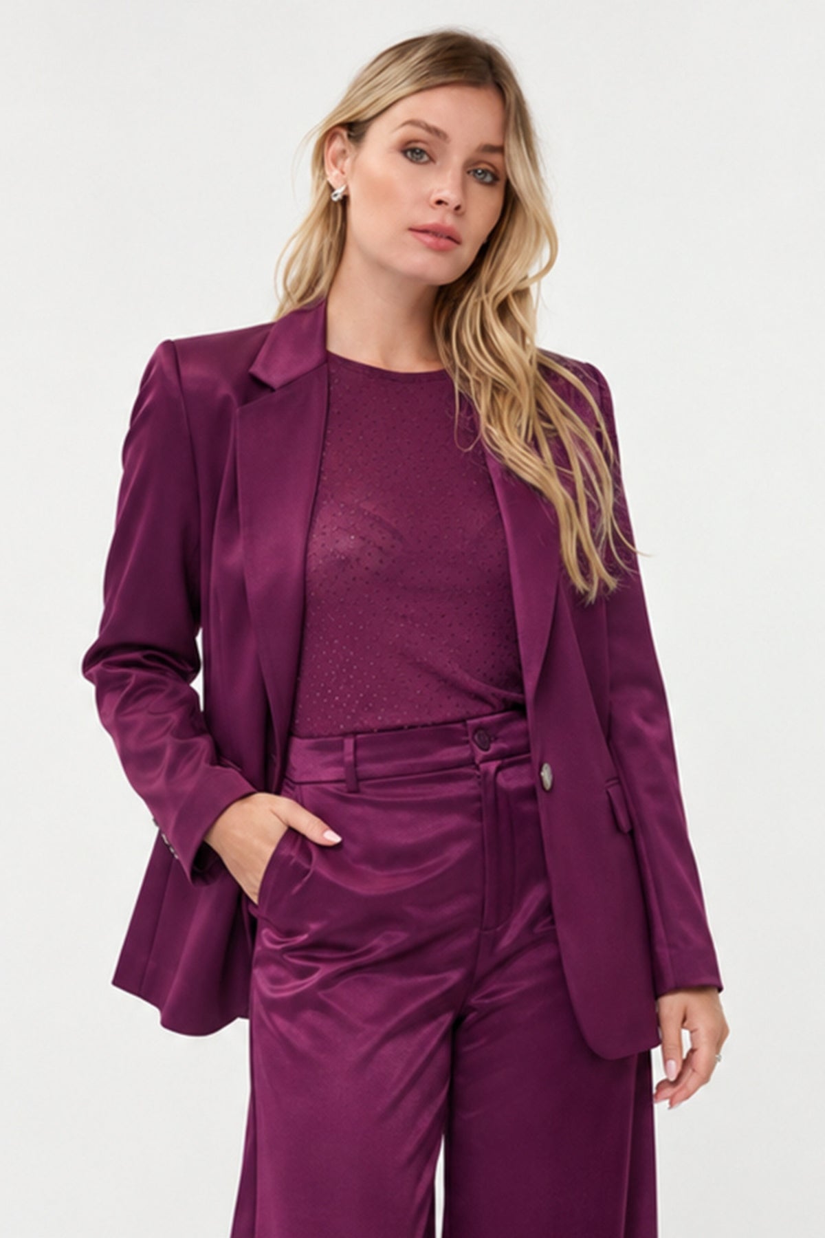 Glanzende zwarte blazer van EsQualo met een strakke pasvorm, gedragen door een model op de foto.