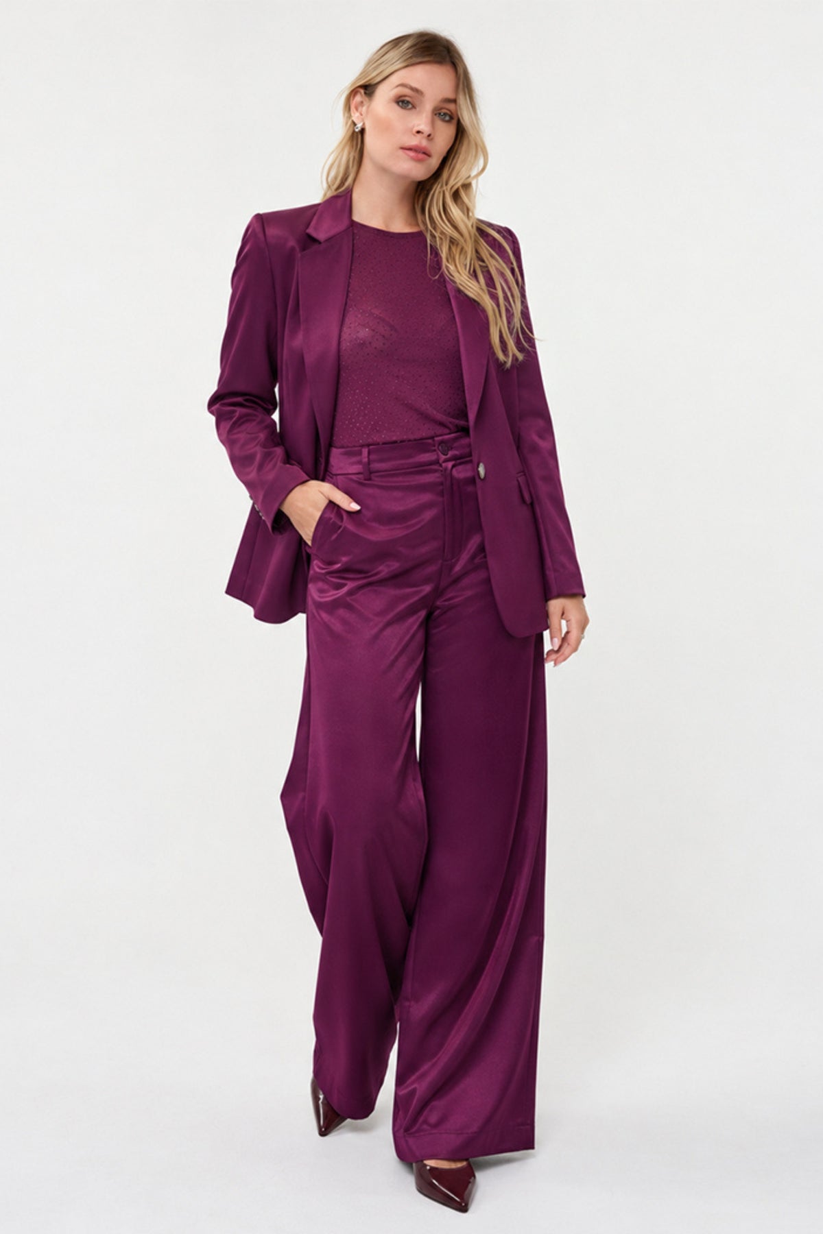 Glanzende EsQualo blazer in beetkleur met moderne snit, gedragen door model op neutrale achtergrond.