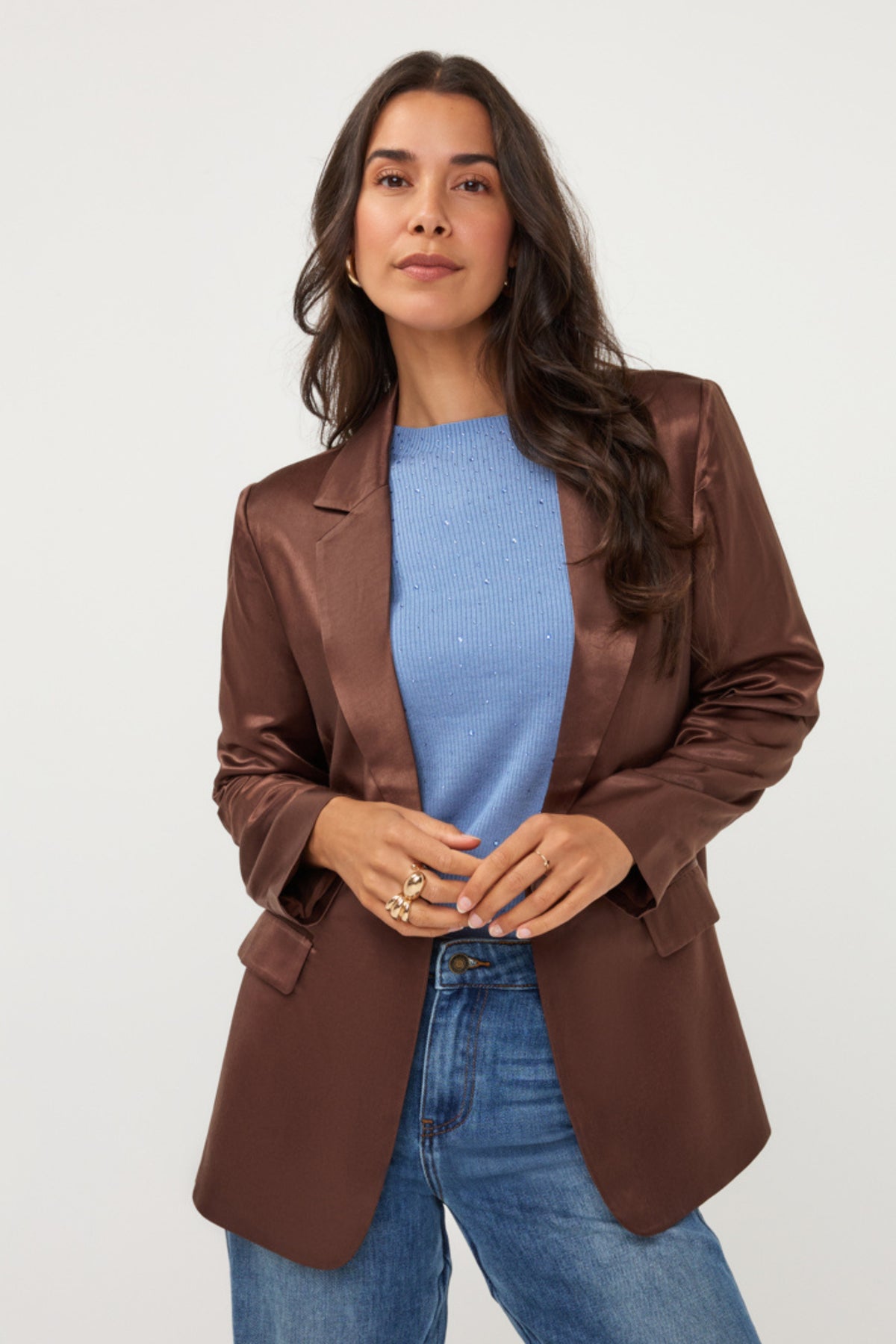 Glanzende bruine blazer van EsQualo met een stijlvolle pasvorm en knopen, gedragen door een model op de foto.