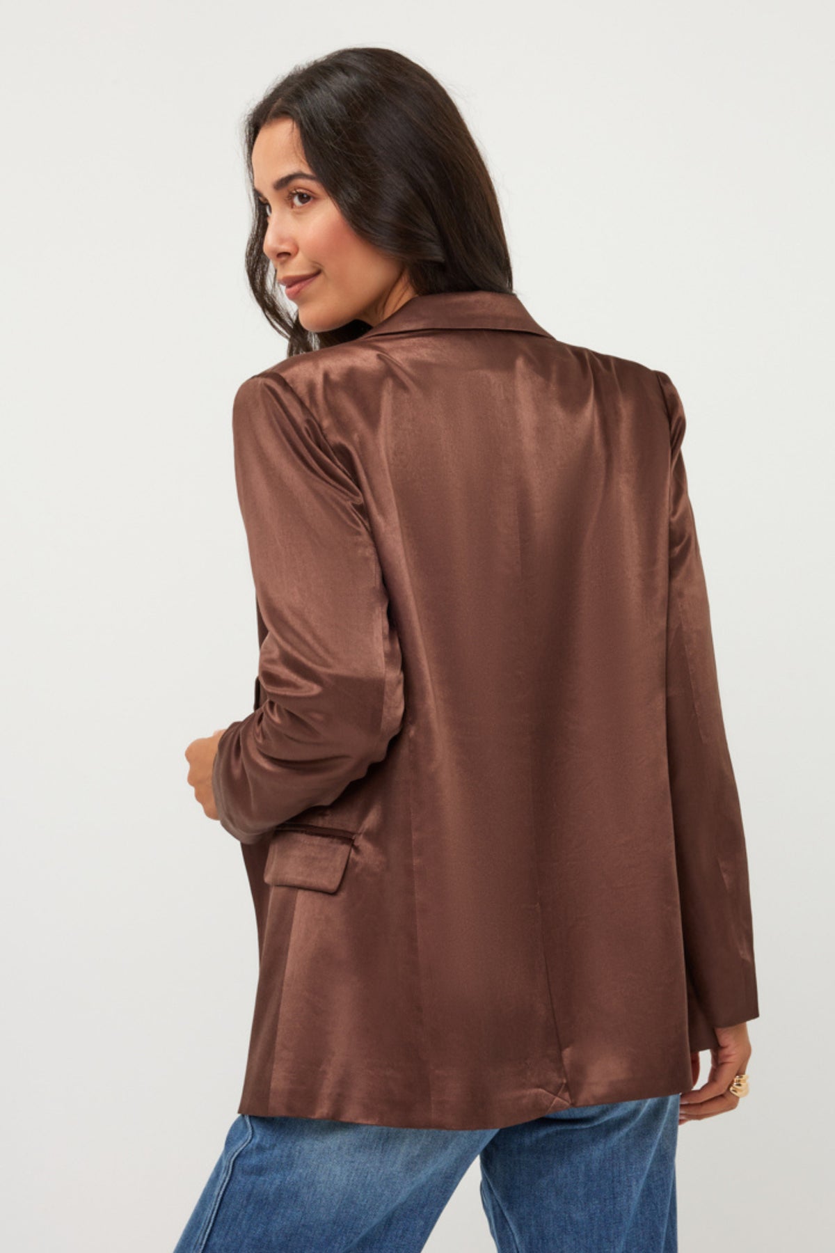 Glanzende koffiekleurige blazer van EsQualo, getoond op model met knoopsluiting en stijlvolle pasvorm.